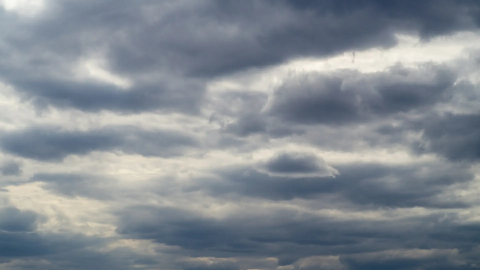 الوطني للأرصاد: فرصة سقوط أمطار وانخفاض طفيف في درجات الحرارة غداً