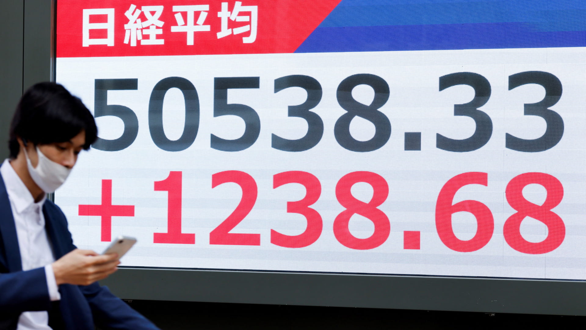 صورة بعنوان: المؤشر نيكي الياباني يصعد وسط تفاؤل بشأن الحكومة الأميركية 