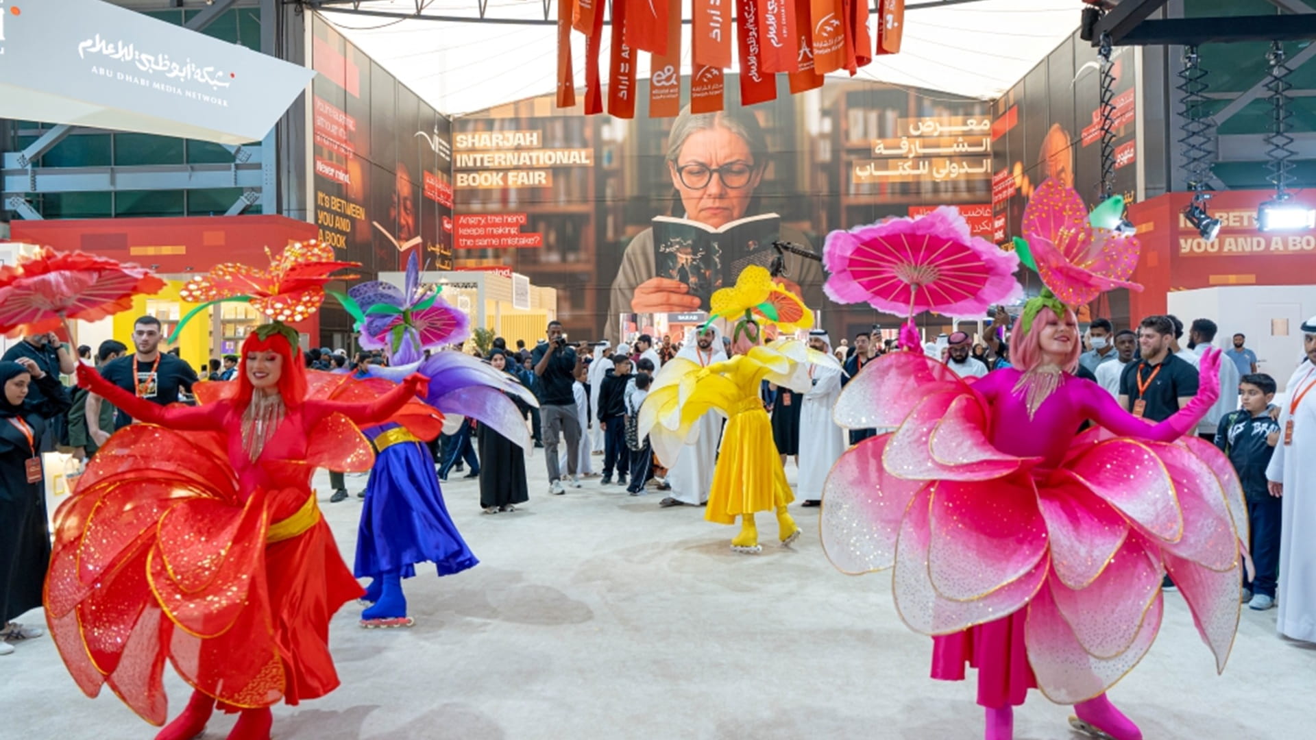 فرق فنية تحوّل معرض الشارقة للكتاب إلى حديقة من الزهور المتحركة 