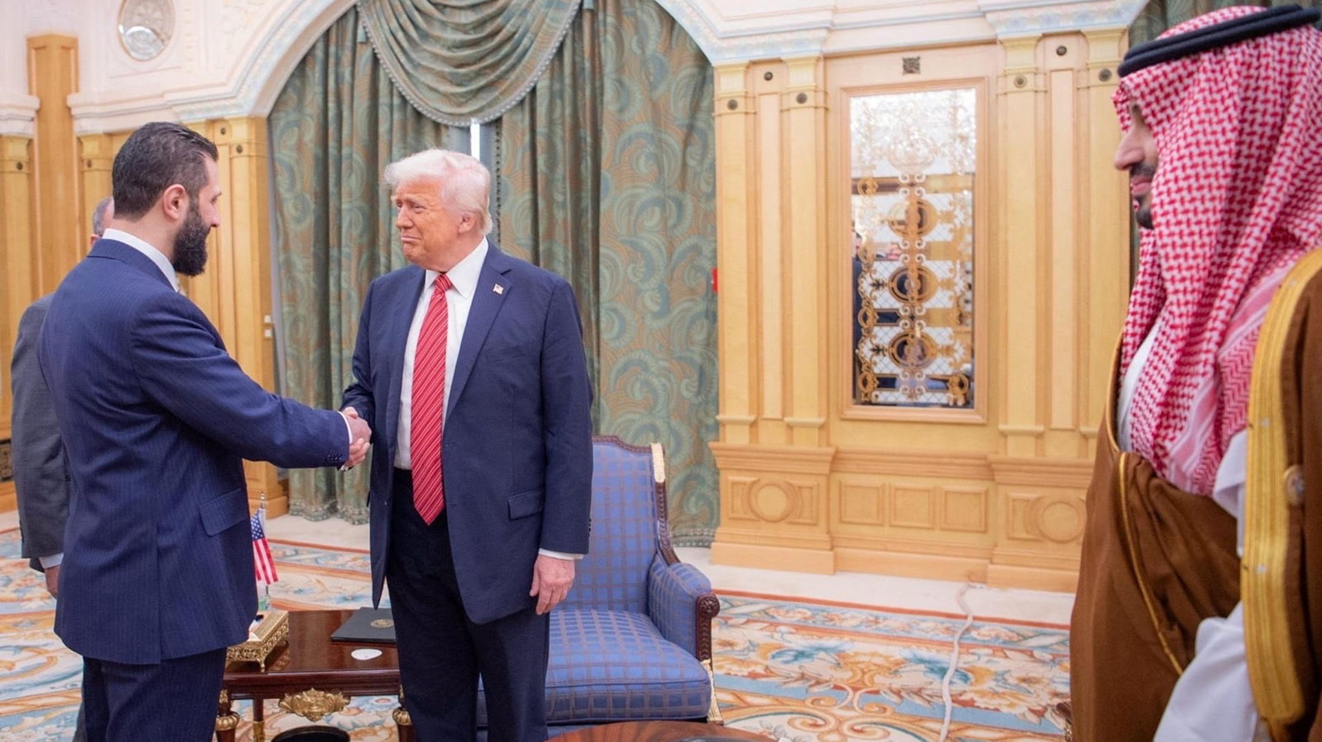 صورة بعنوان: ترامب يعلن دعم سوريا خلال أول زيارة لرئيس سوري إلى البيت الأبيض 