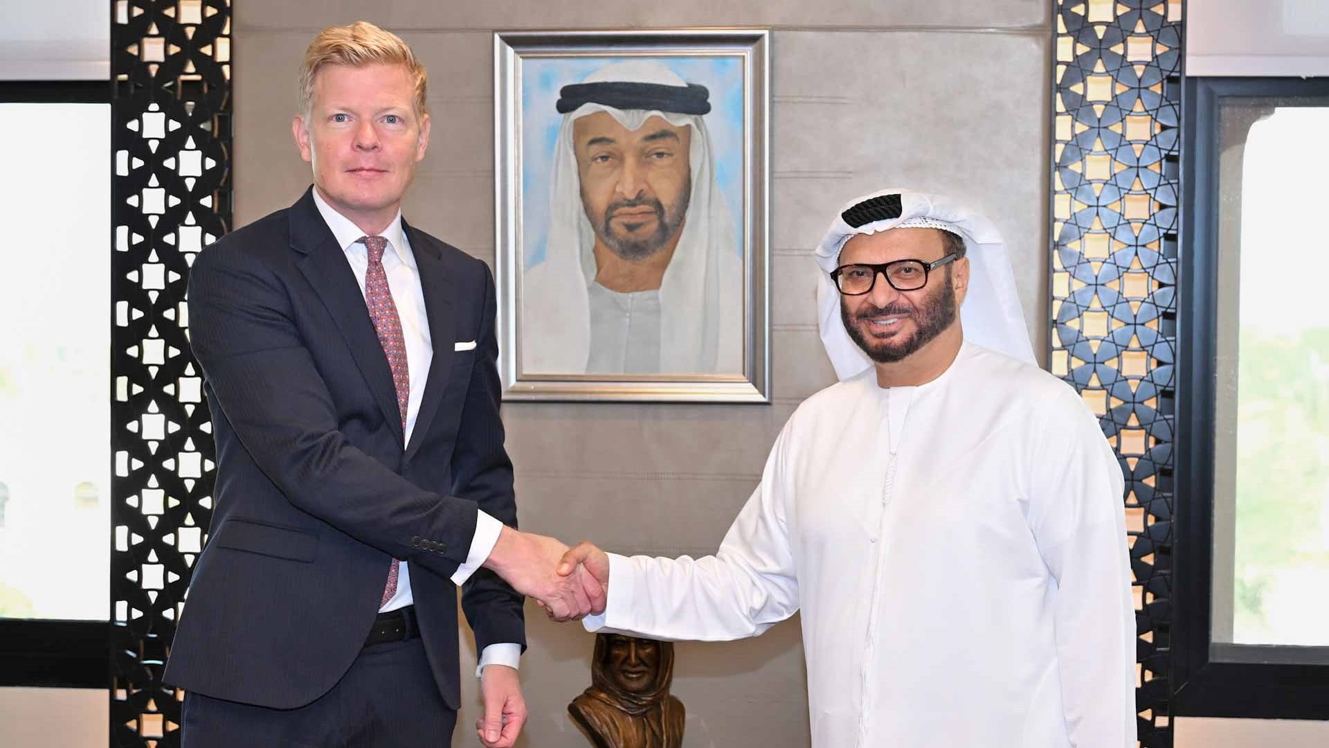 أنور قرقاش يلتقي المبعوث الأممي إلى اليمن 