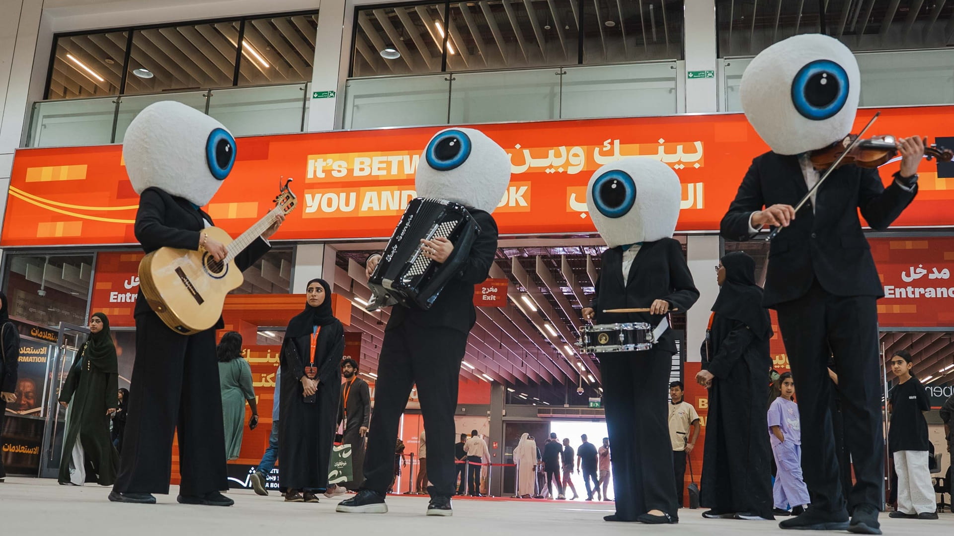 "النظرة الموسيقية" يملأ ممرات معرض الشارقة للكتاب بالإيقاع والدهشة 