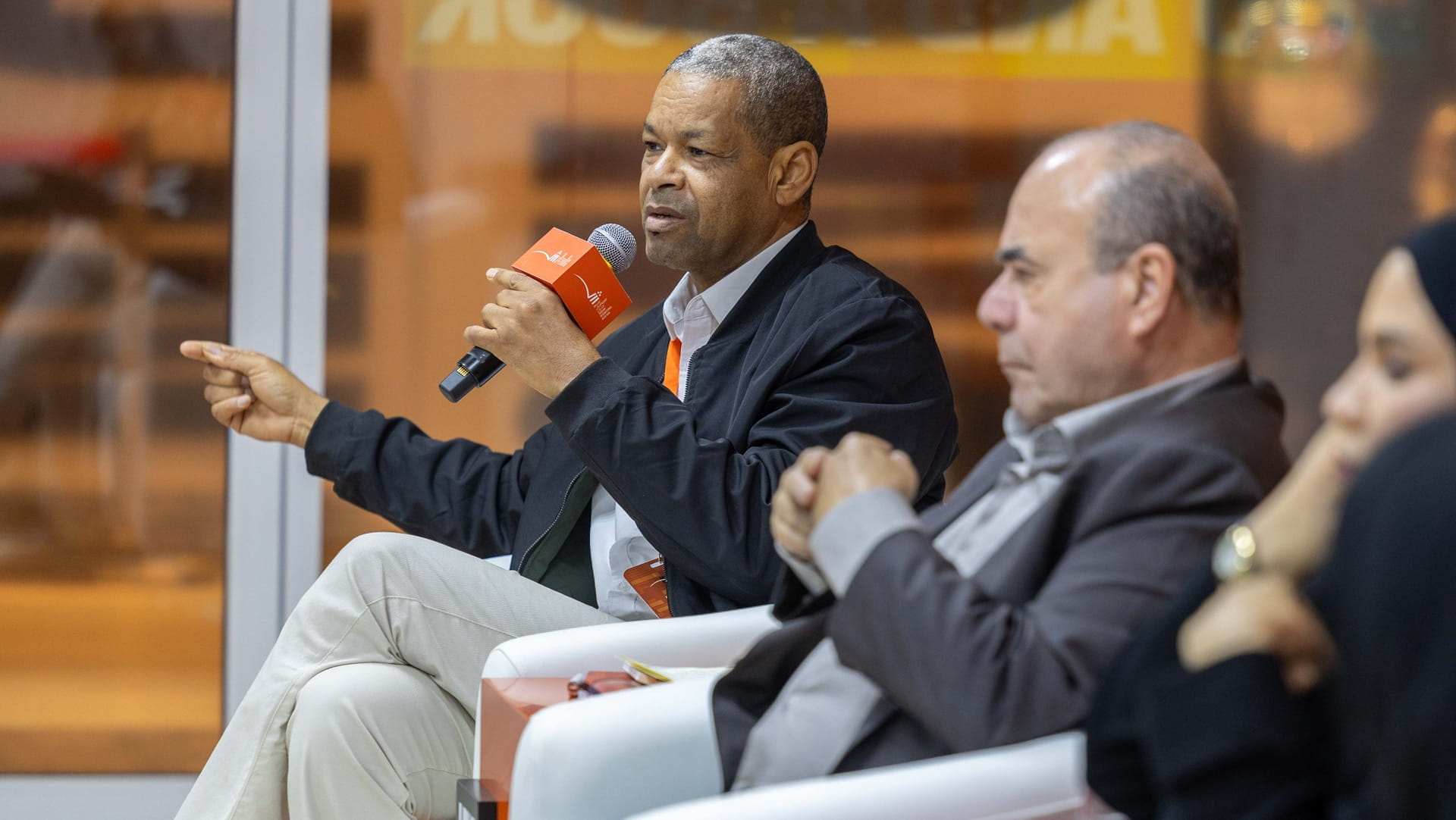 روائيون عرب: الرواية تُعيد كتابة التاريخ وتُنصف الهامش 