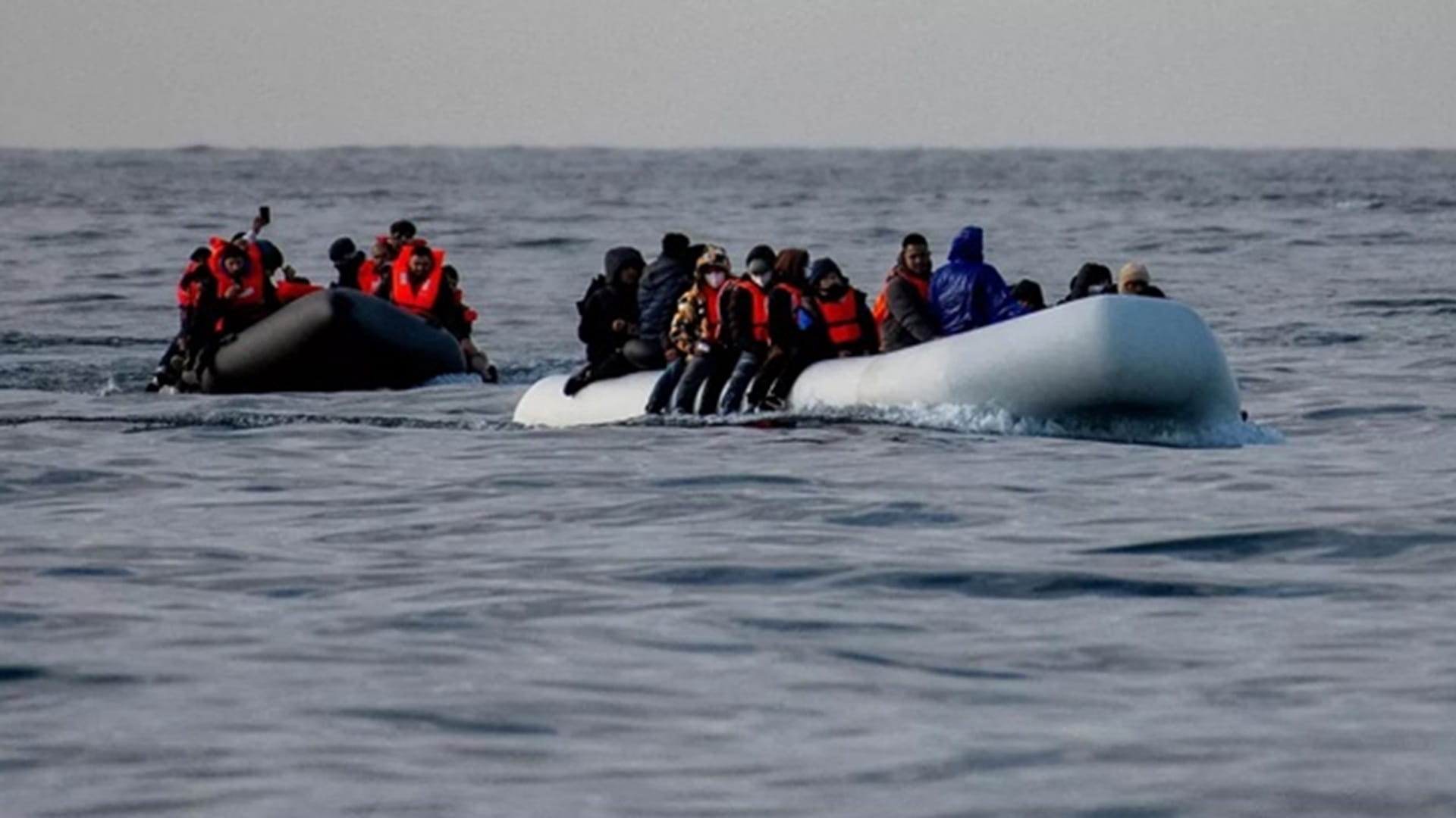 وفاة 3 بانقلاب قارب مهاجرين جنوب جزيرة كريت وإنقاذ 56 آخرين 