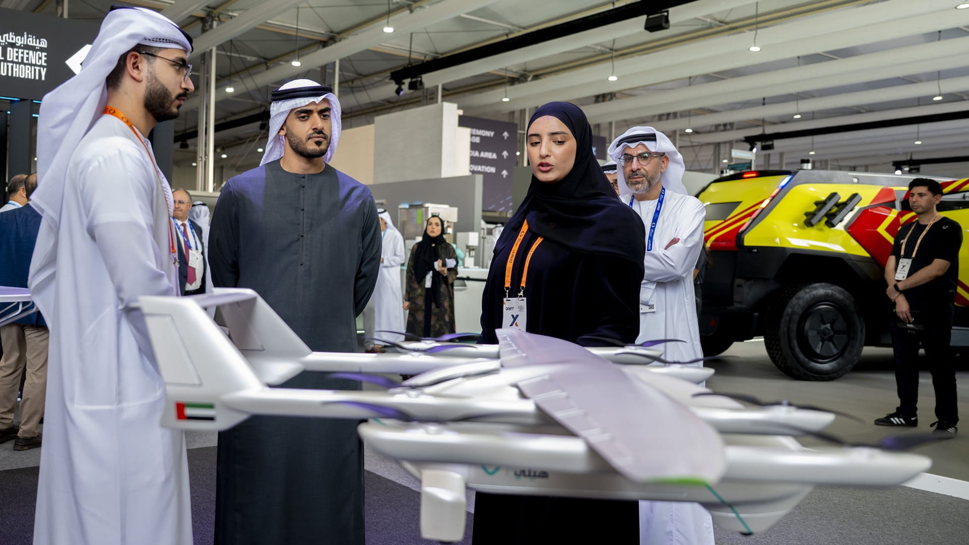 زايد بن محمد بن زايد يطلع على أحدث الابتكارات بمعرض "دريفت إكس"