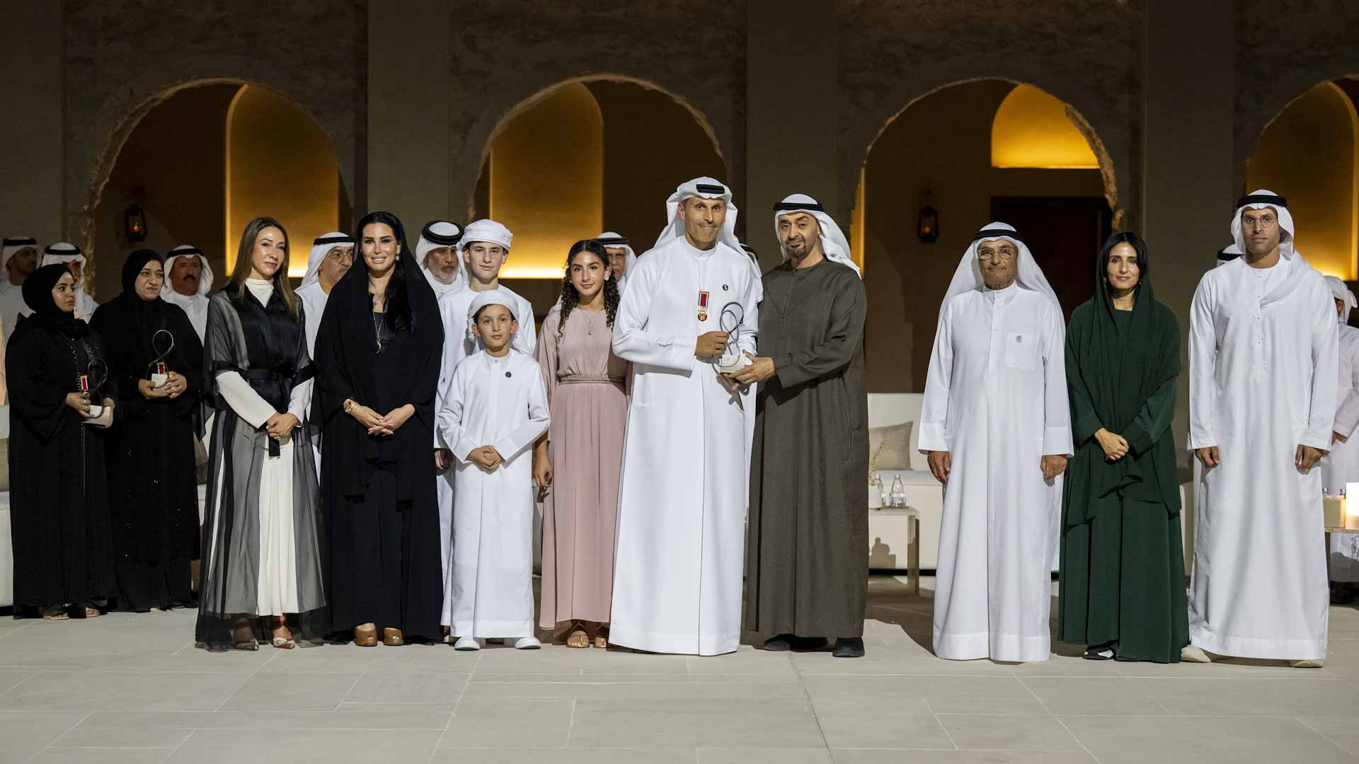 رئيس الدولة يكرم 10 شخصيات بـ"جائزة أبوظبي" 