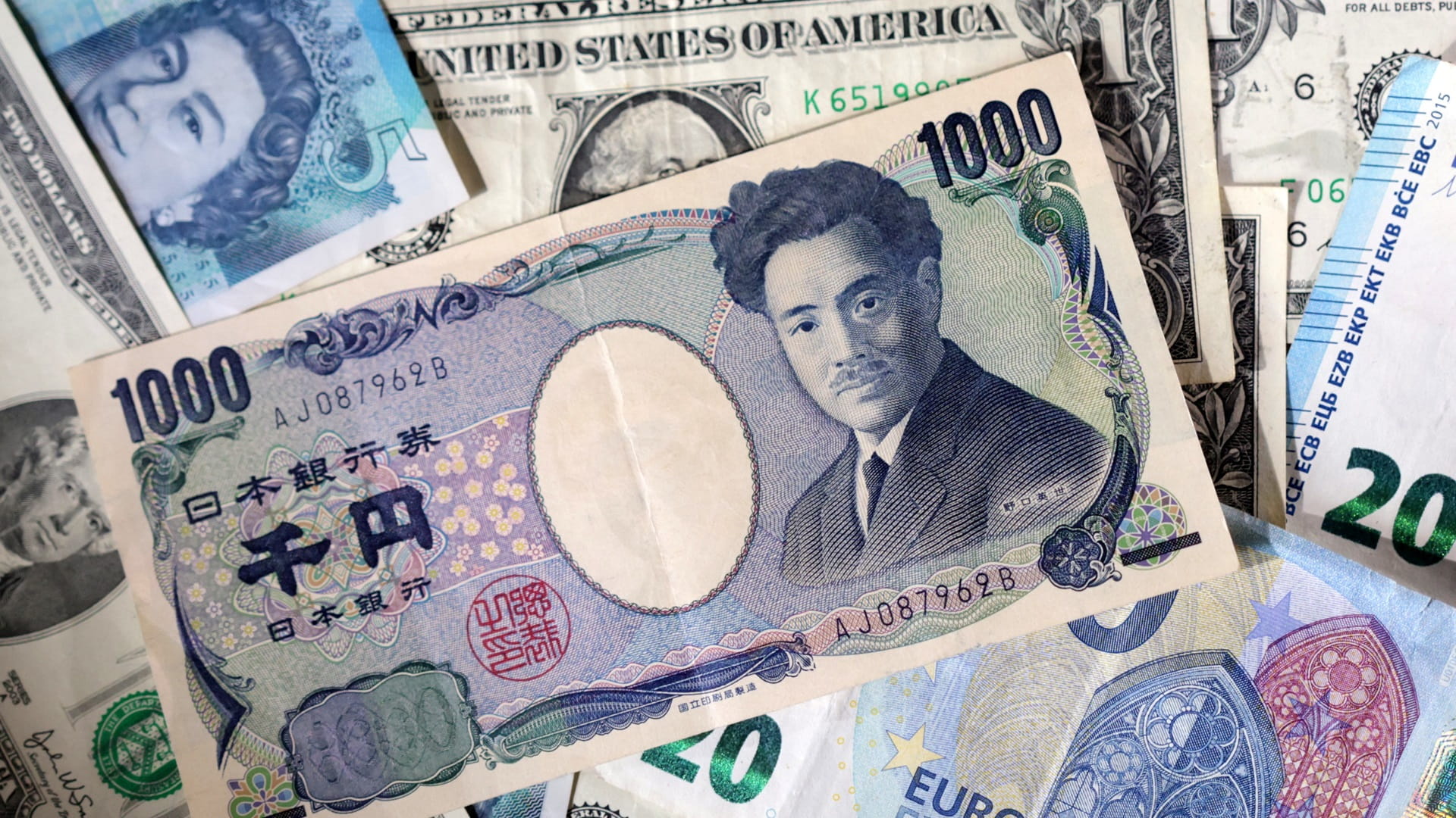 صورة بعنوان: الين يقترب من أدنى مستوياته مع حذر حكومي وتحركات محدودة بالأسواق 