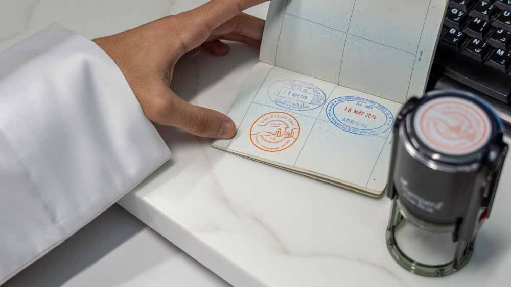  الشارقة تستقبل زوار الإمارات بختم يحمل شعار المعرض الدولي للكتاب 