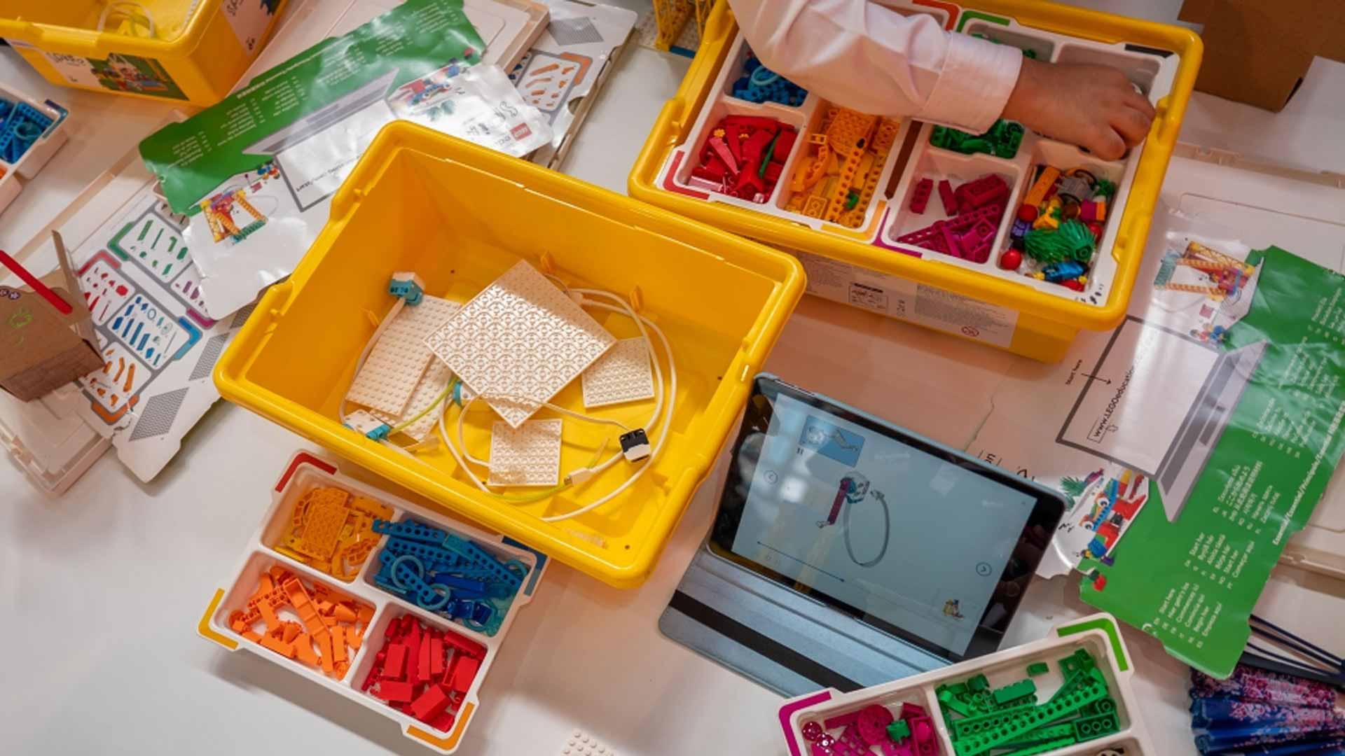 30 طفلاً يبتكرون غواصات "ليغو"في ورشة تفاعلية بمعرض الشارقة للكتاب