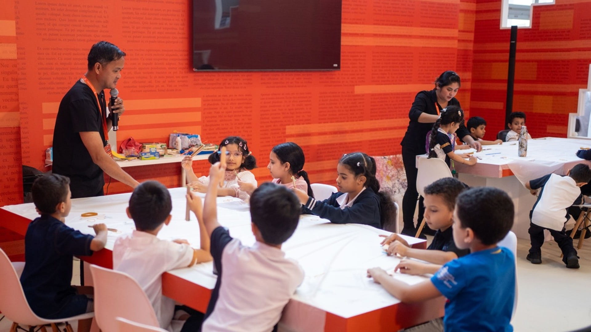 إبداع موسيقي صغير.. أطفال "الشارقة للكتاب" يصنعون مزاميرهم بأنفسهم 