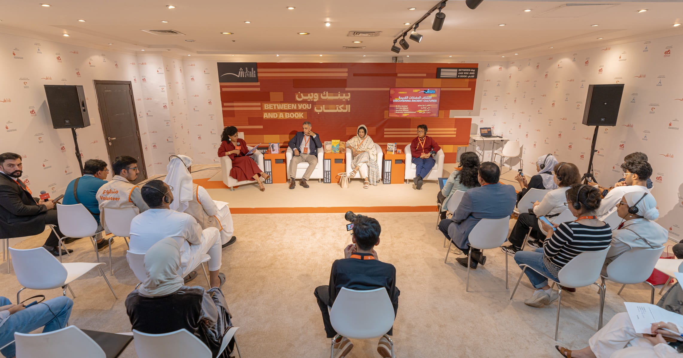 أدباء يؤكدون على أهمية الرجوع إلى الجذور لفهم الحاضر وصناعة الغ 