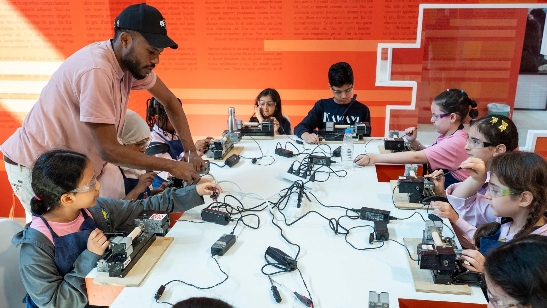 أطفال الشارقة يصنعون منحوتاتهم الخاصة في ورشة "الخرّاطة الخشبية"