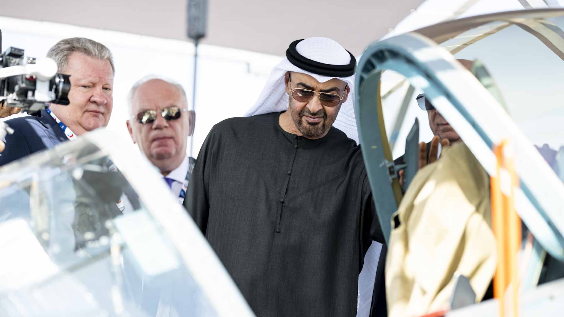 رئيس الدولة يزور معرض دبي للطيران 2025 ويطلع على أحدث الابتكارات 