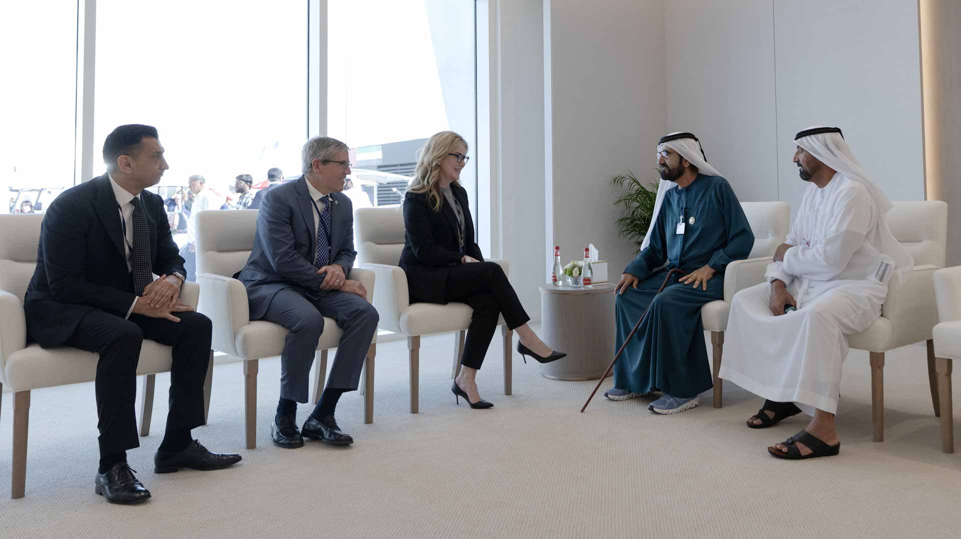 محمد بن راشد يلتقي نائب الرئيس التنفيذي لمجموعة "بوينغ" العالمية
