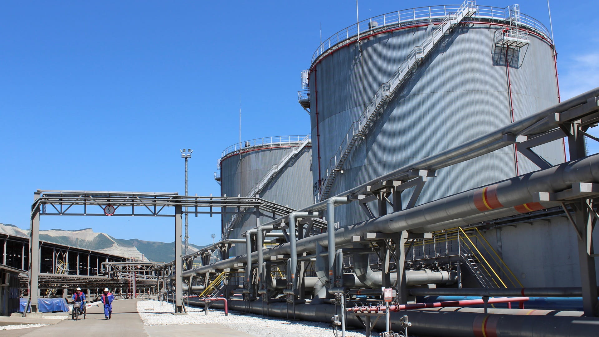 النفط يتراجع مع استئناف عمليات التحميل بميناء نوفوروسيسك الروسي