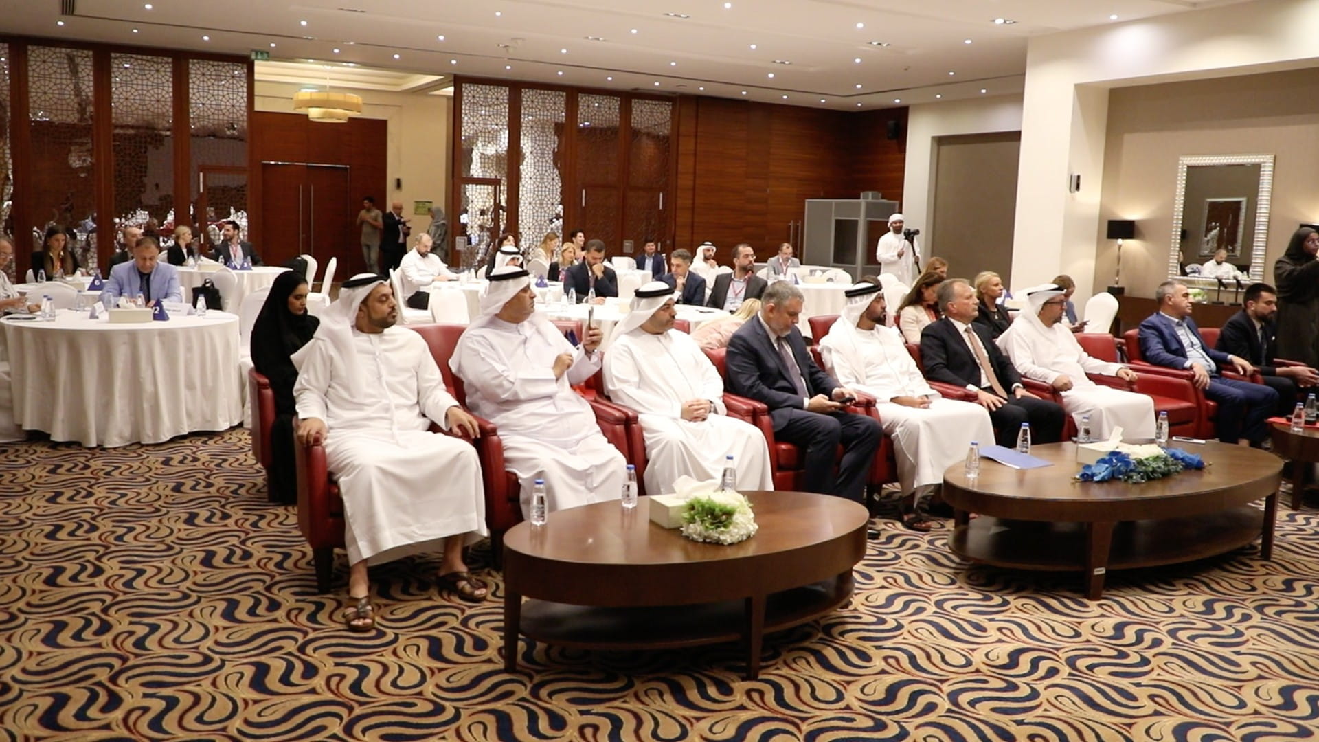 غرفة الشارقة تعرّف مجتمع الأعمال الصربي بفرص الاستثمار في الإمارة