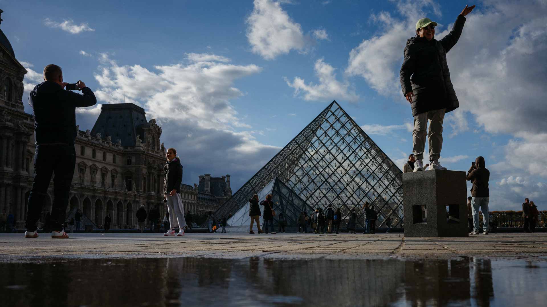 فرنسا توقف 4 مشتبهين جدد في سرقة مجوهرات اللوفر الجريئة 