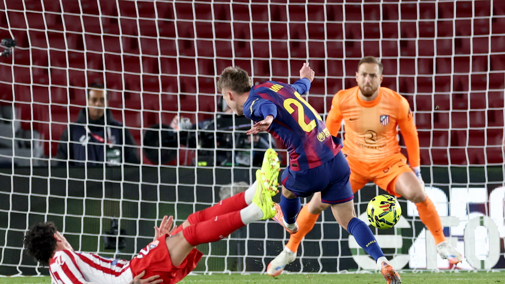  برشلونة يعزز صدارته للدوري الإسباني    