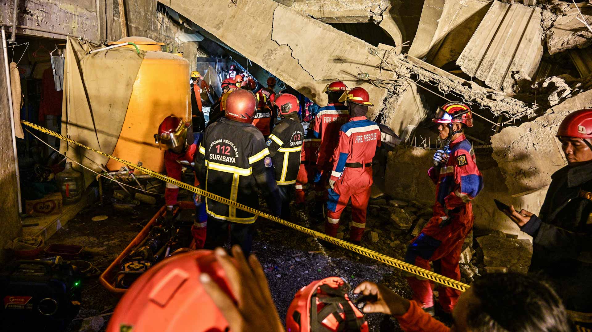 انهيار مدرسة في إندونيسيا… 5 قتلى و59 محاصراً تحت الأنقاض 