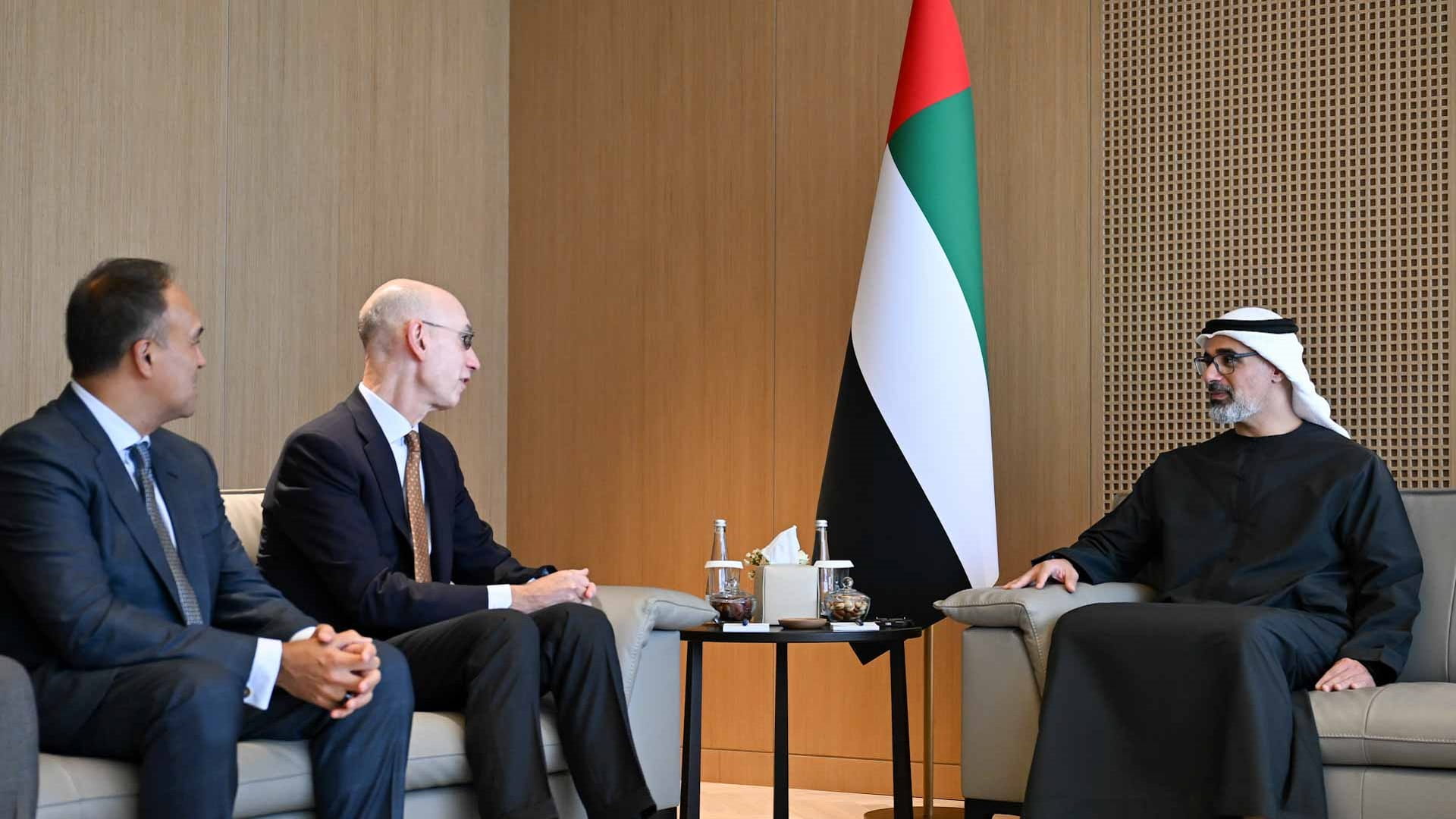 خالد بن محمد يلتقي مفوض الرابطة الوطنية لكرة السلة الأميركية 