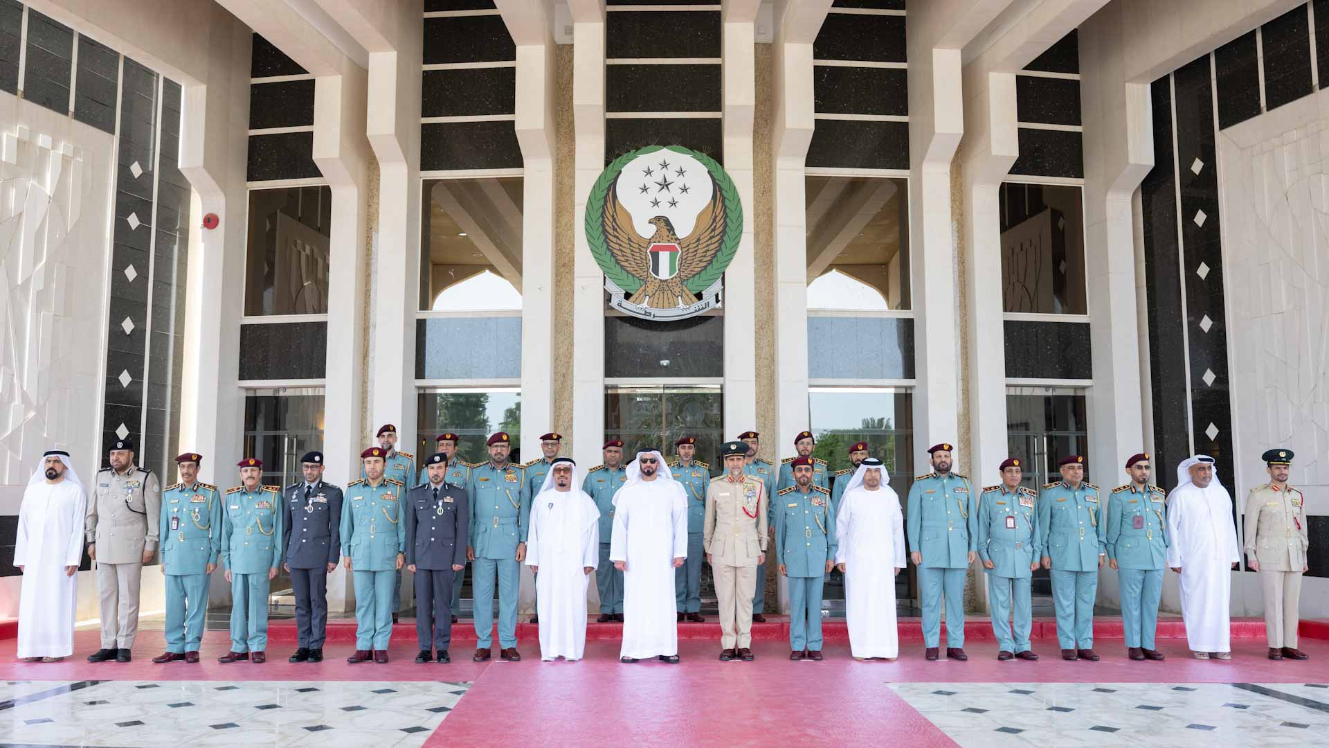 سيف بن زايد يكرّم قادة التميز بوزارة الداخلية 