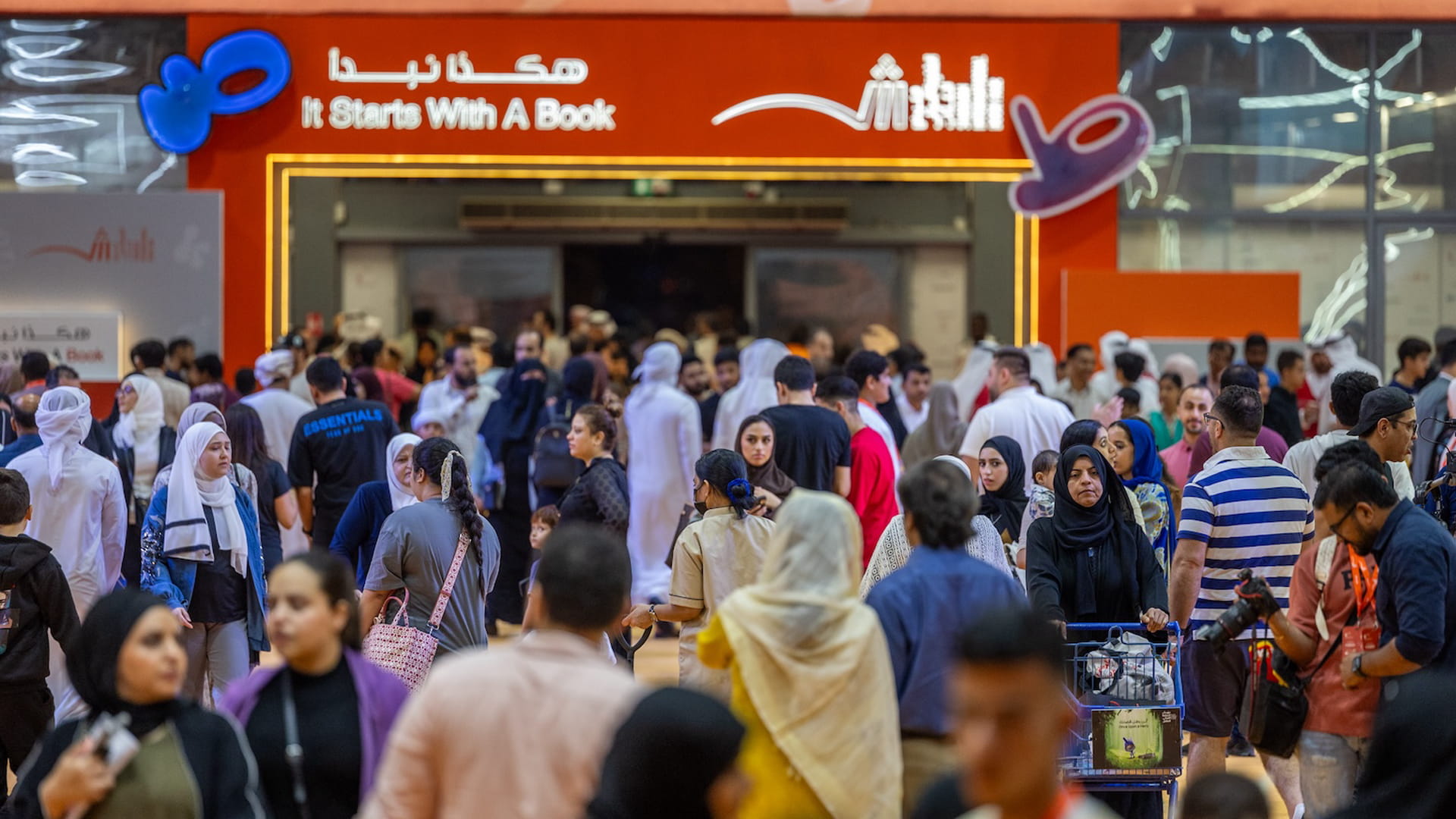 معرض الشارقة للكتاب يحتفي بالعلاقة بين القراء والكلمة المكتوبة  
