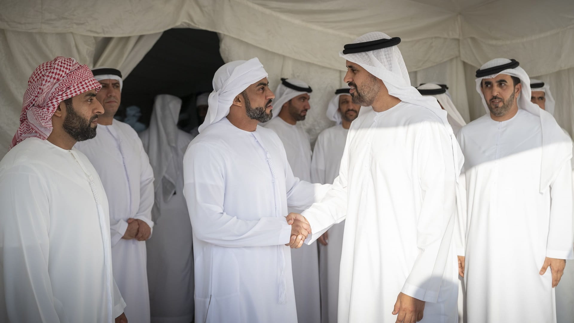 ذياب بن محمد بن زايد يعزي في وفاة والد الشهيد علي حسن الشحي