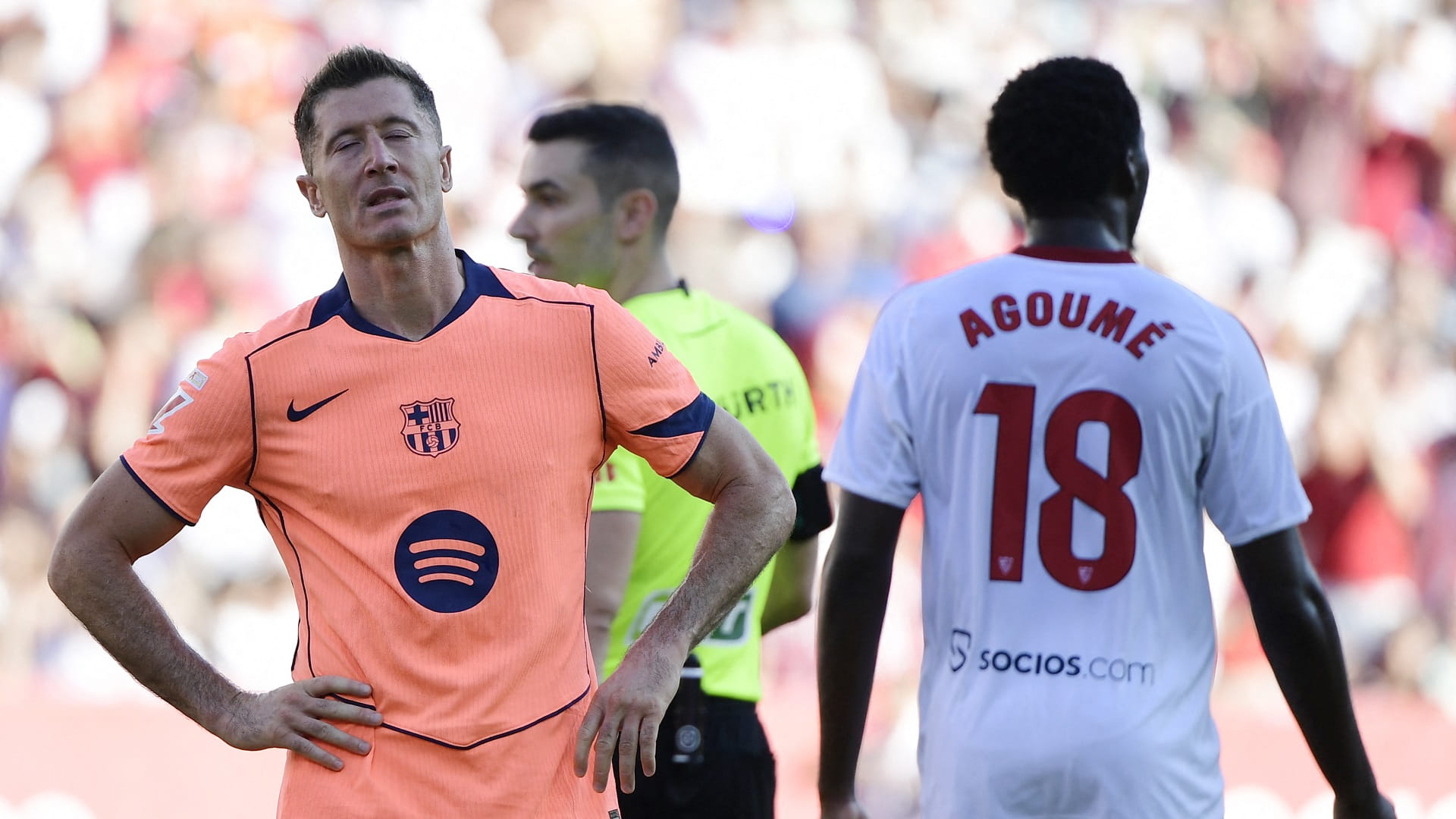 إشبيلية يمزق شباك برشلونة برباعية في الدوري الإسباني  