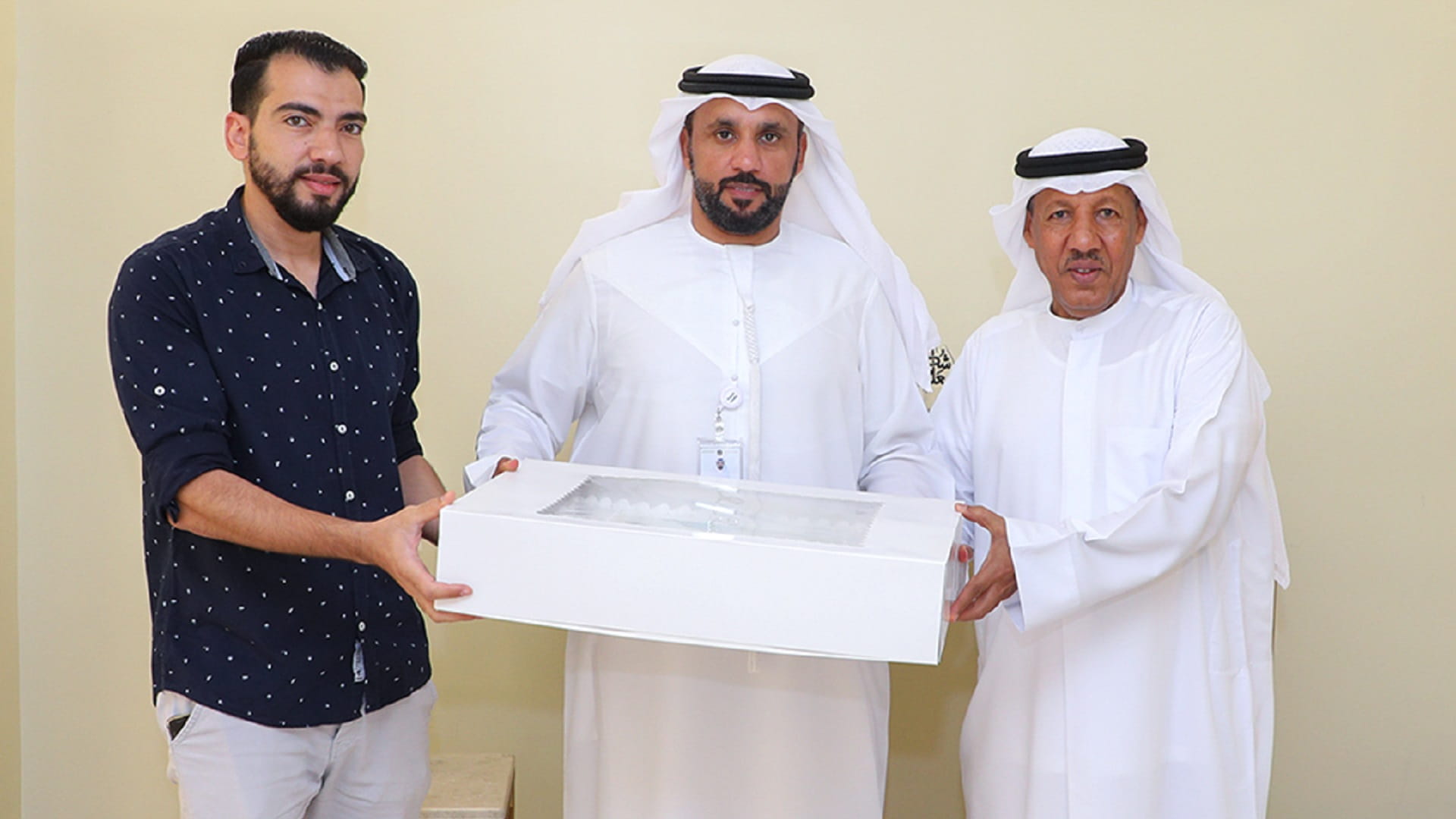 نادي دبا الحصن يحتفي بيوم المعلم العالمي بزيارات تكريمية للمدارس