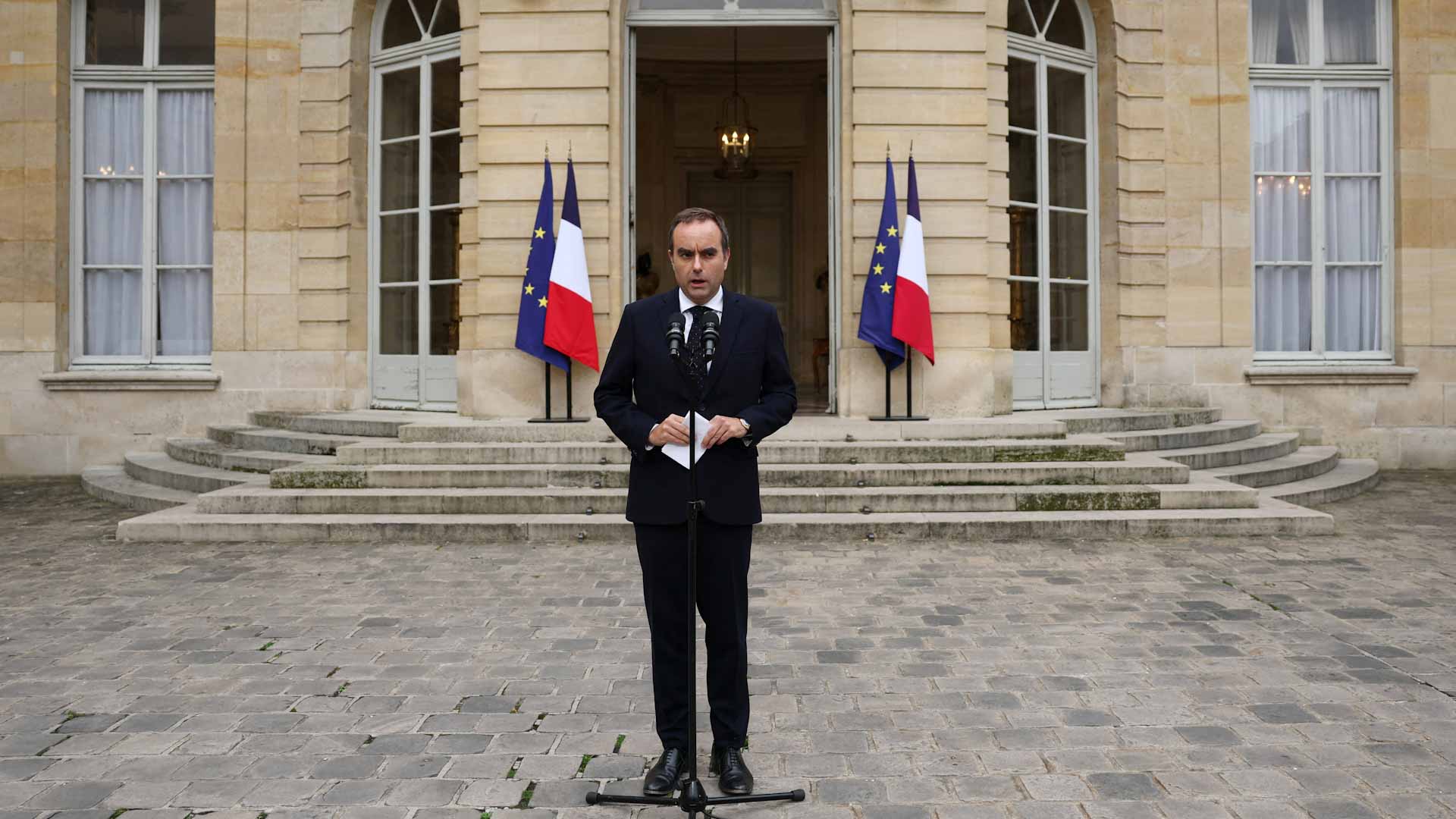 French PM leads ‘last-ditch’ talks to resolve crisis