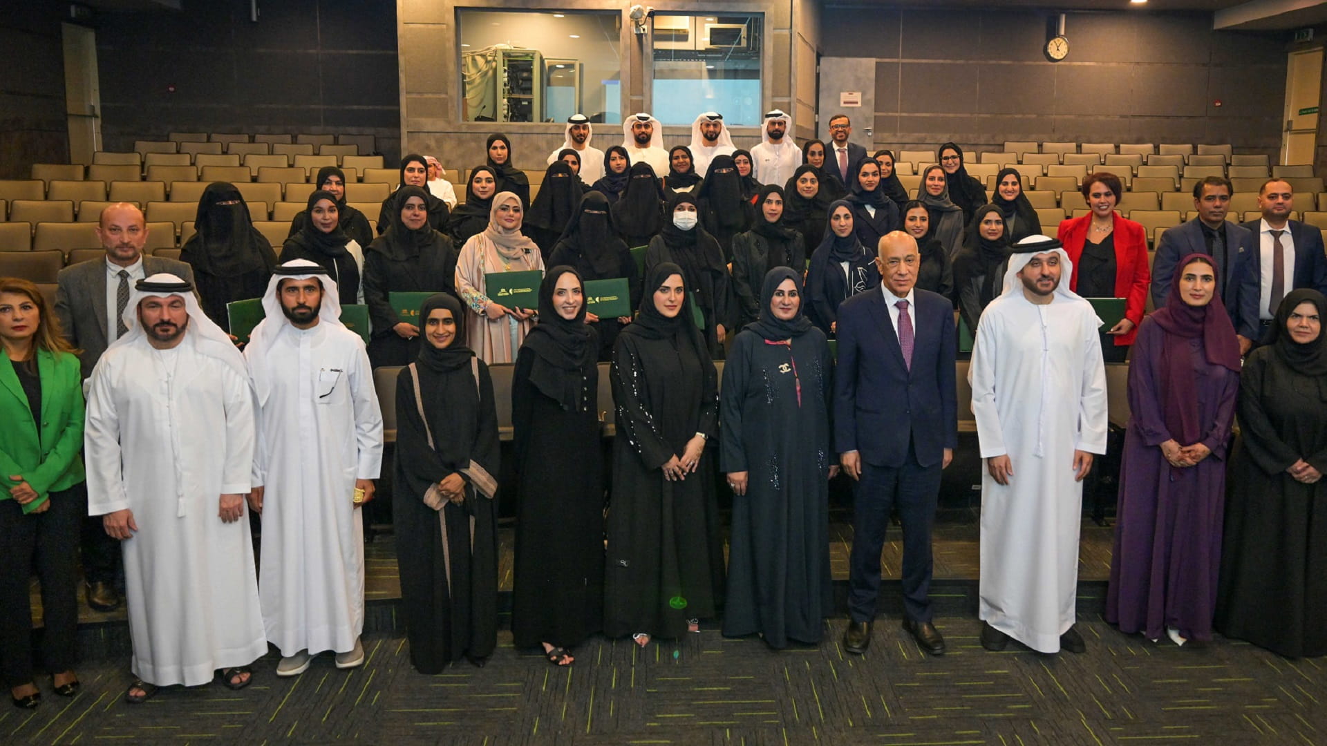 جامعة الشارقة تحتفي بتخريج منتسبي دبلوم إعداد القيادات التنفيذية 