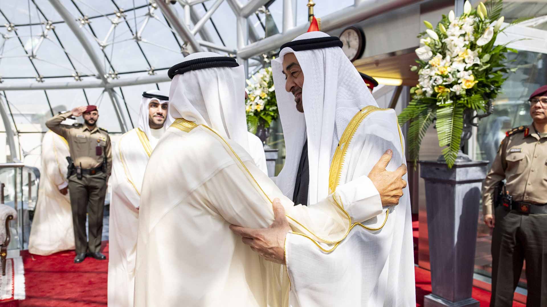 رئيس الدولة يصل الكويت.. وأمير البلاد في مقدمة مستقبليه