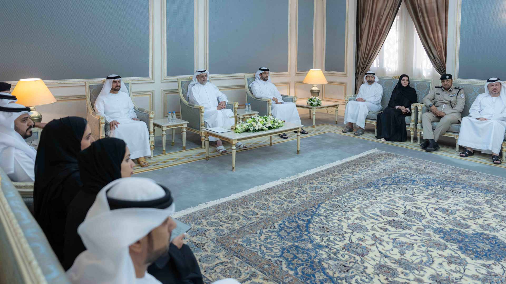 ولي عهد الشارقة يستقبل أعضاء فريق تجربة المتعامل لخدمة "مواساة" 