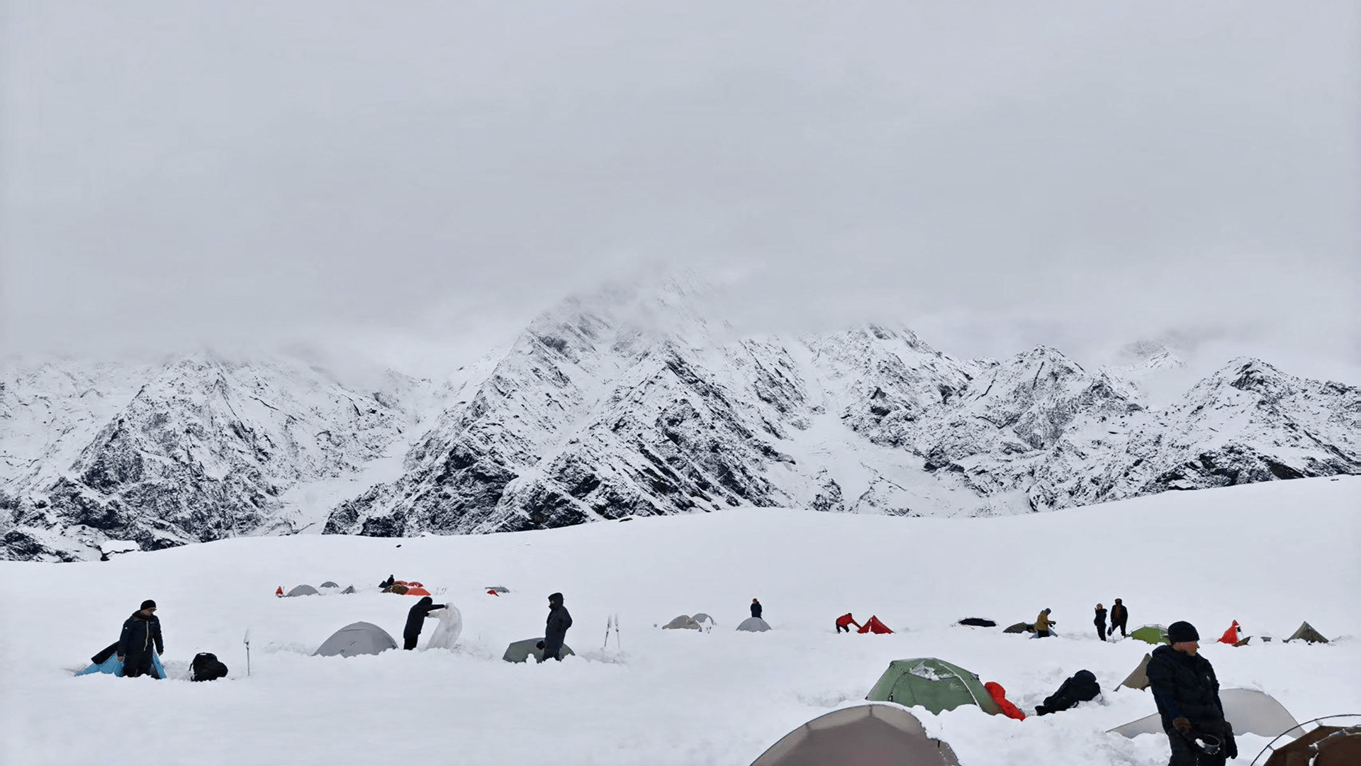 Remaining stranded hikers rescued near Everest