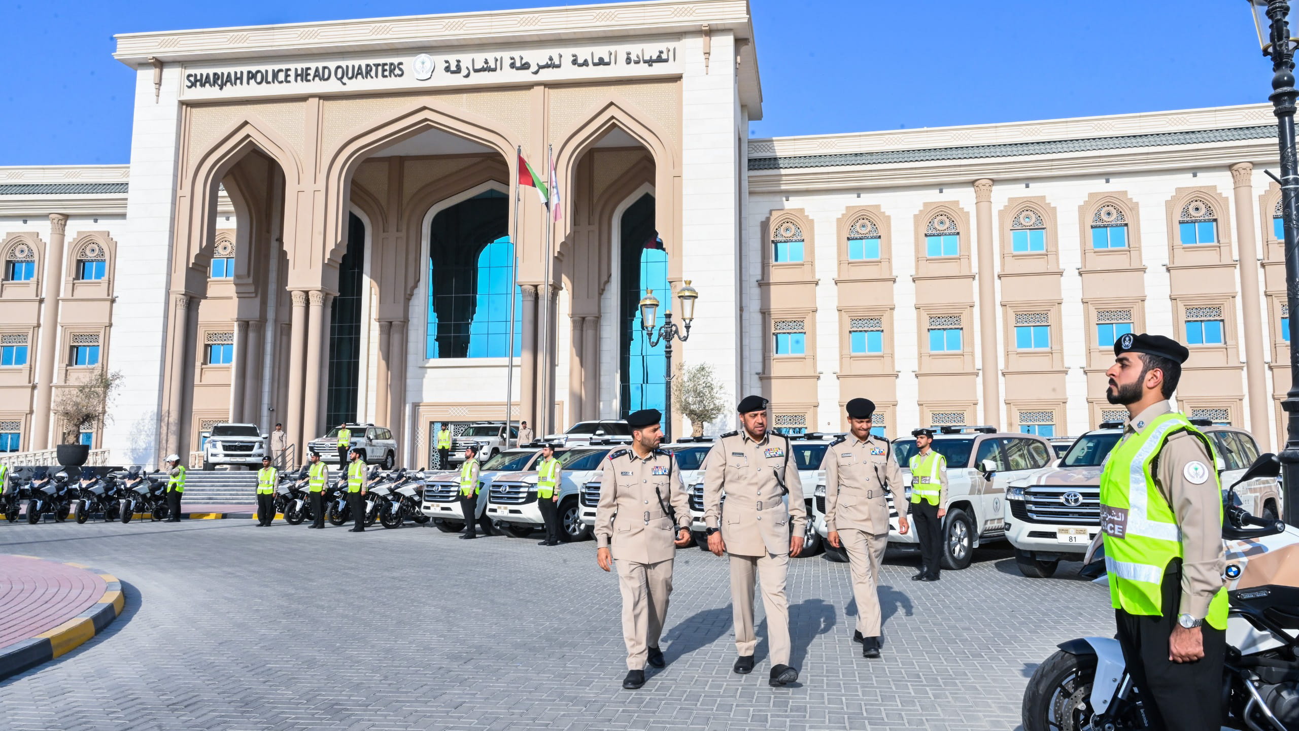 قائد عام شرطة الشارقة يدشن الأسطول الحديث للدوريات ورقباء السير
