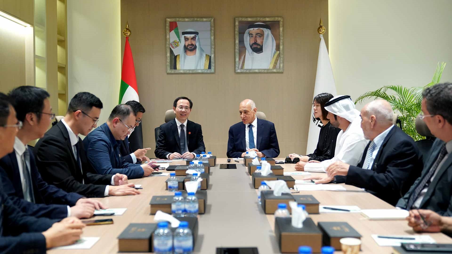 جامعة الشارقة تستقبل وفداً من جامعة علوم الإلكترونيات الصينية 