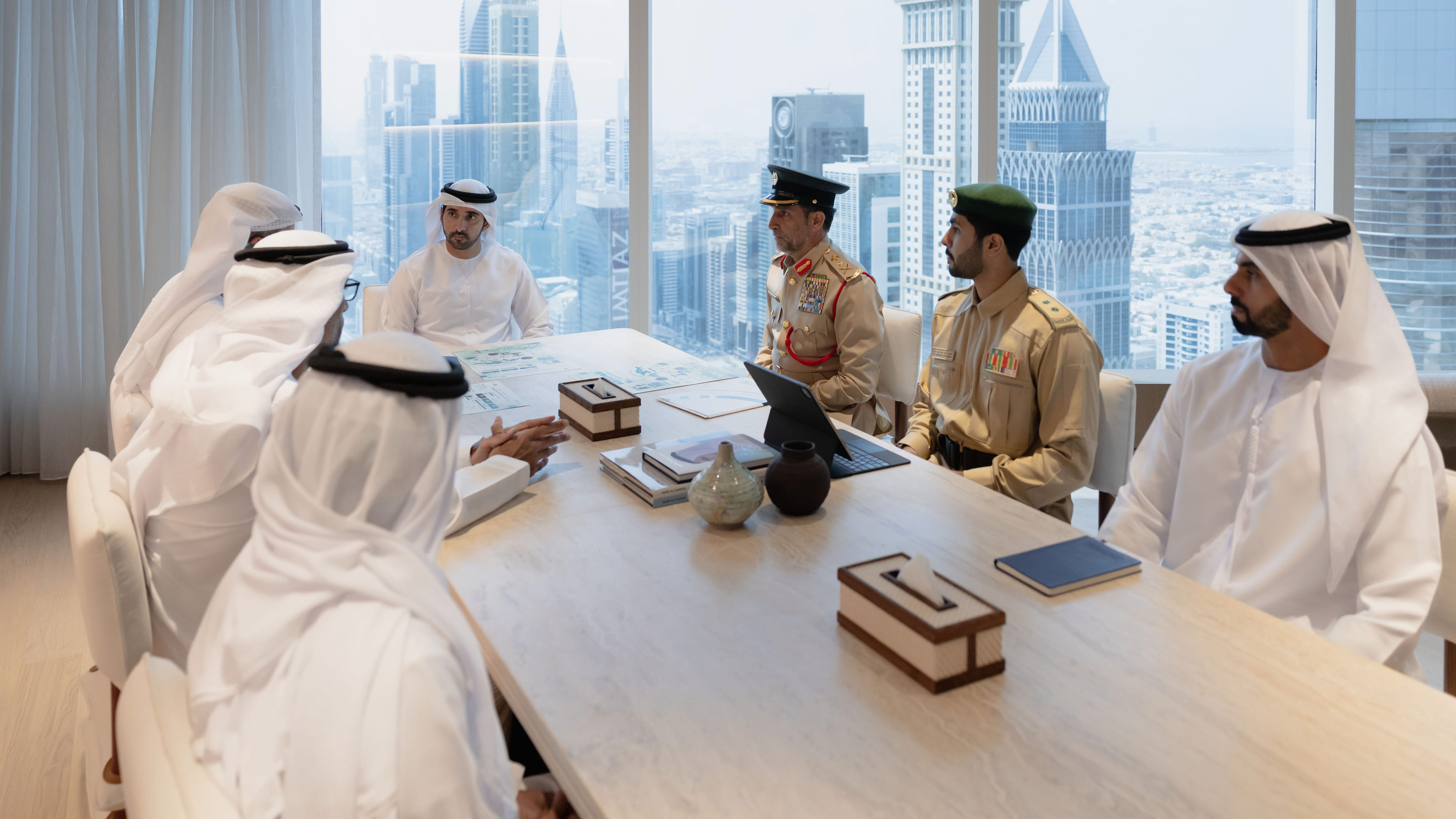 حمدان بن محمد يوجه شرطة دبي إلى العمل لتكون الأفضل تقنياً بالعالم