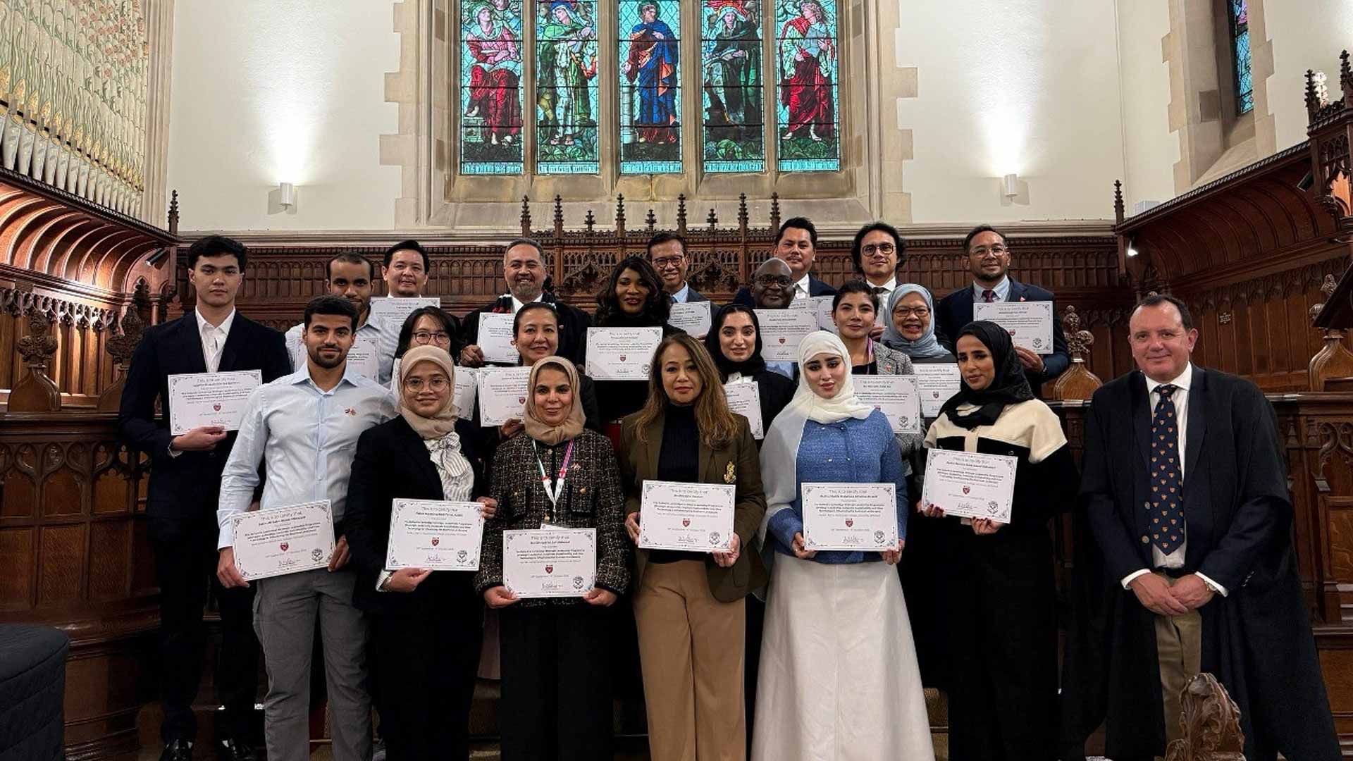 غرفةالشارقة تختتم برنامج القيادة الاستراتيجية في أكسفورد وكامبريدج