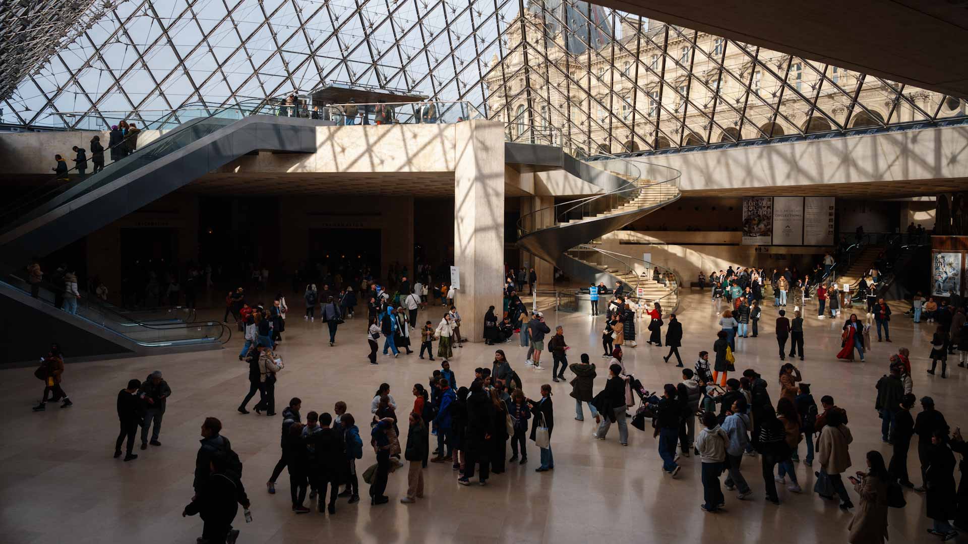 French police hunt Louvre jewel thieves
