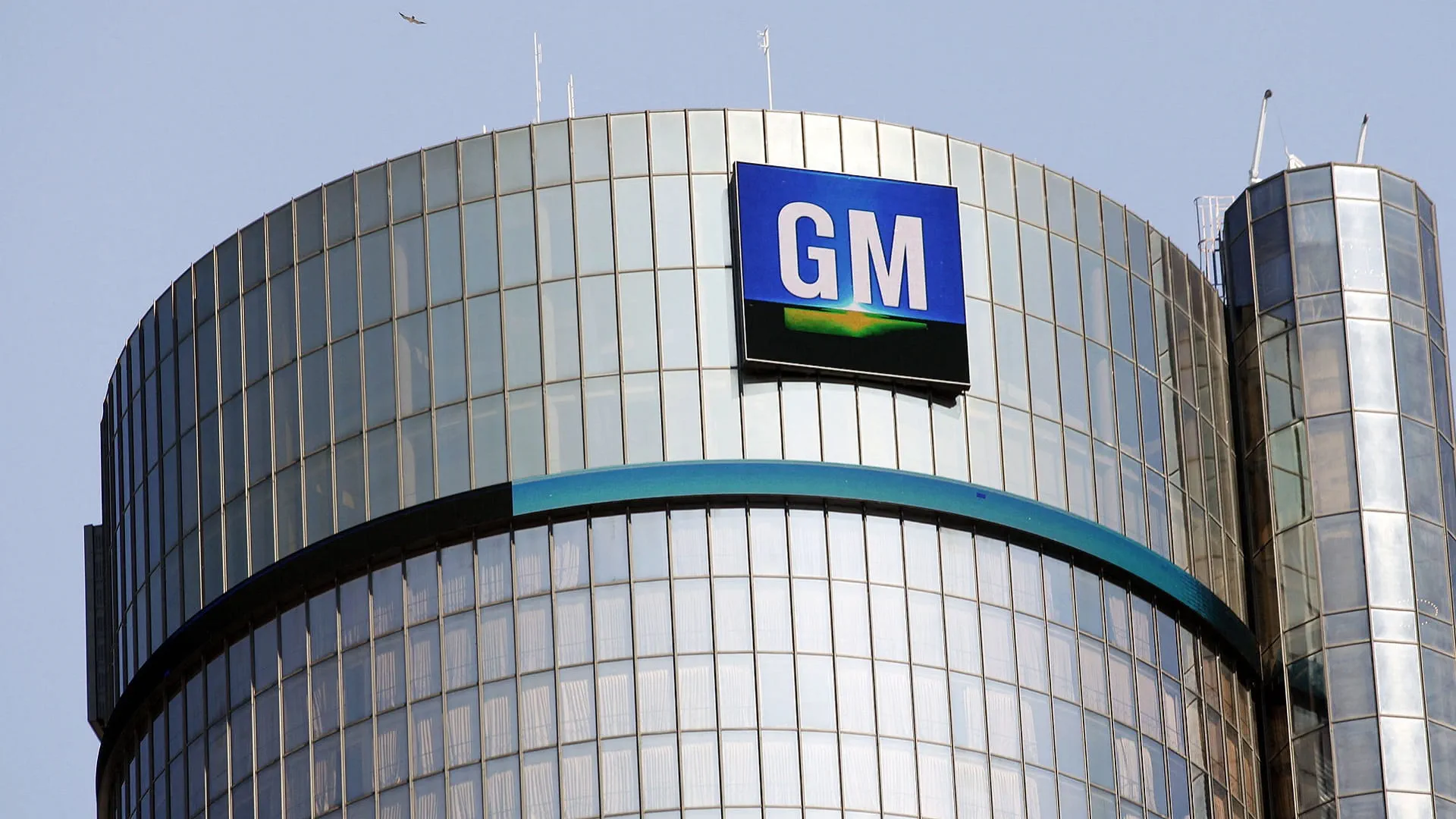 GM results top estimates as it raises some projections 