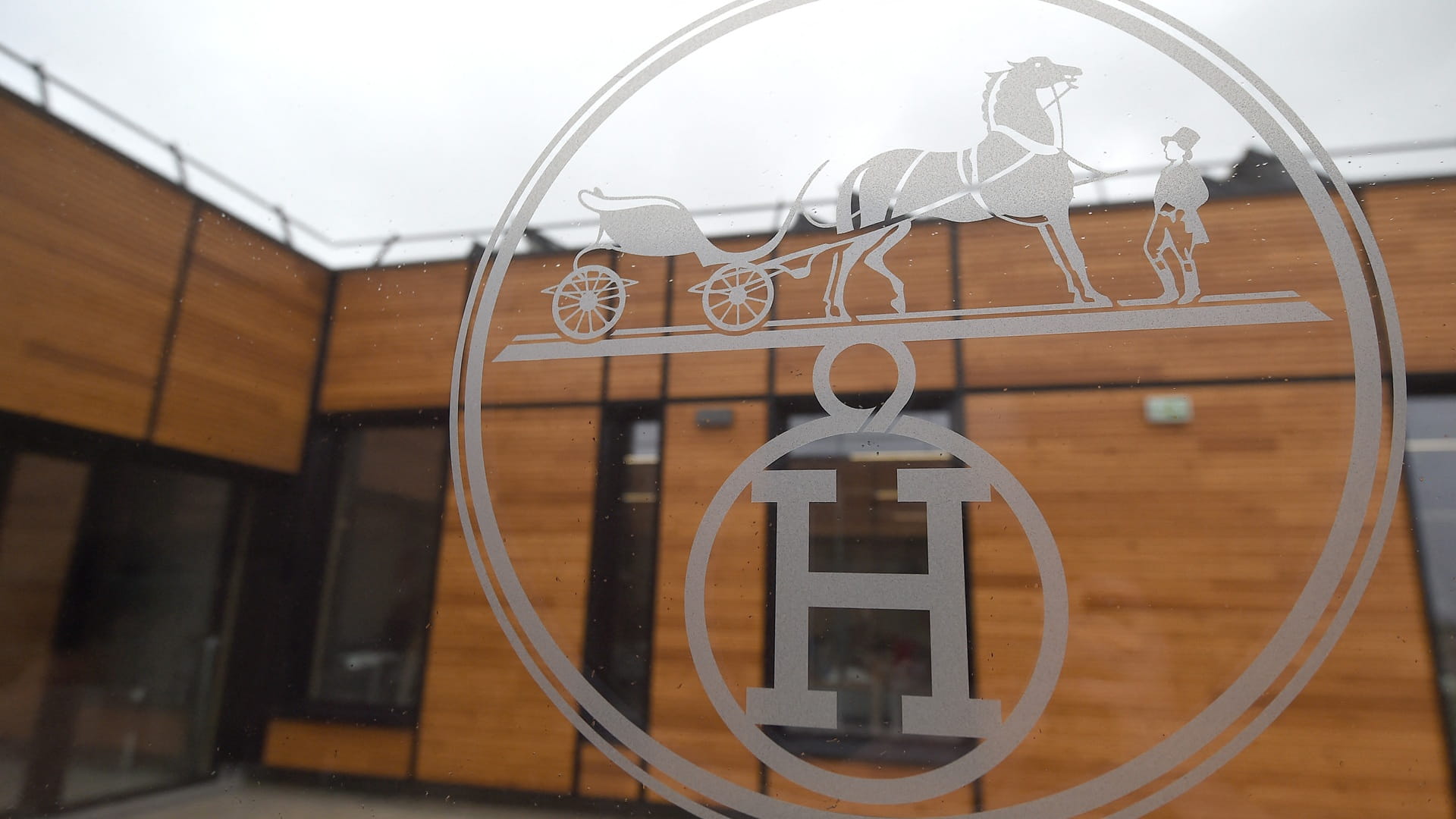 Hermes defies US tariffs as sales grow