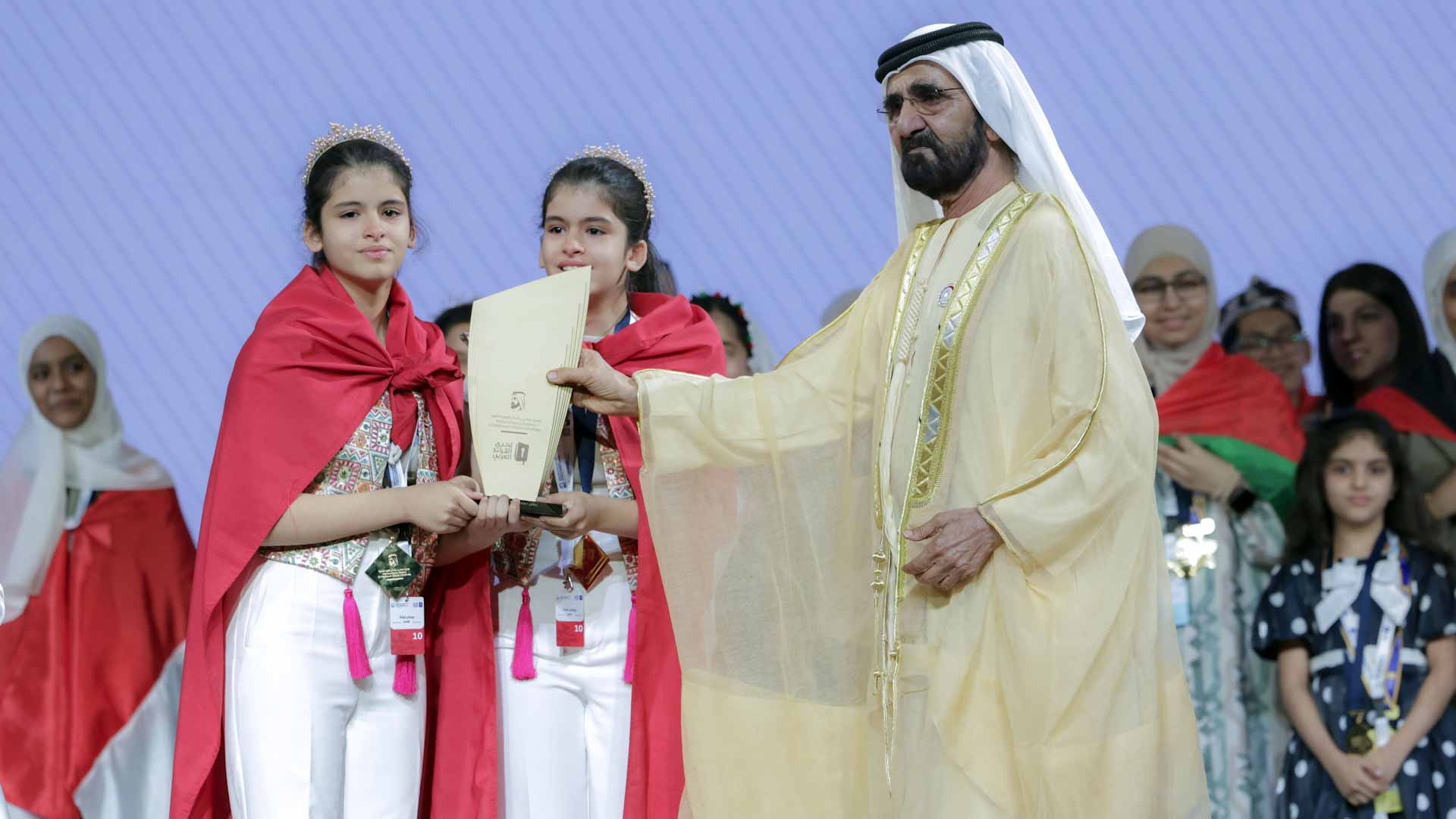 محمد بن راشد يتوج التوأم بيسان وبيلسان بطلات تحدي القراءة العربي 