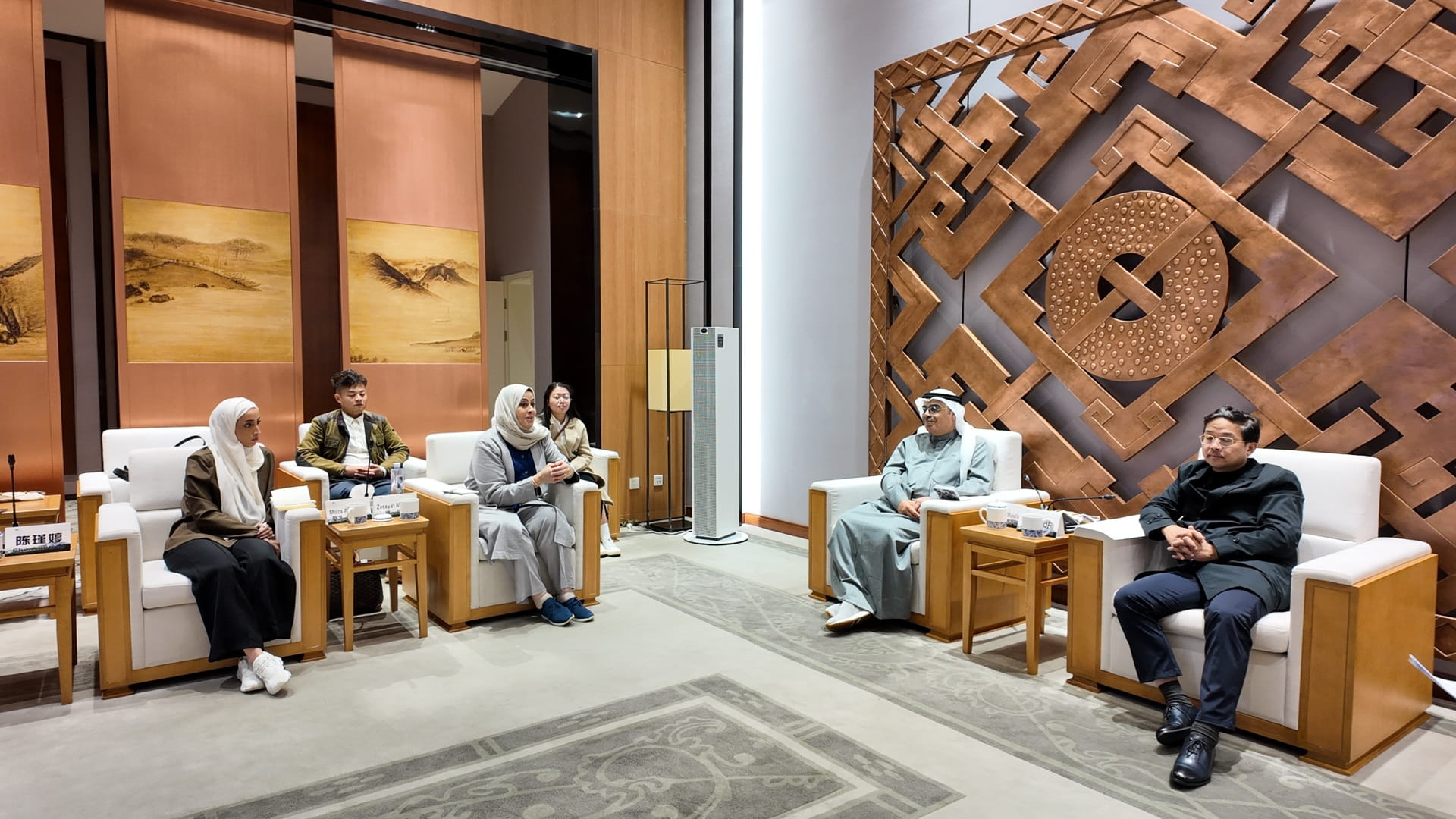 وفد معهد الشارقة للتراث يبحث سبل التعاون مع متحف هونان الصيني