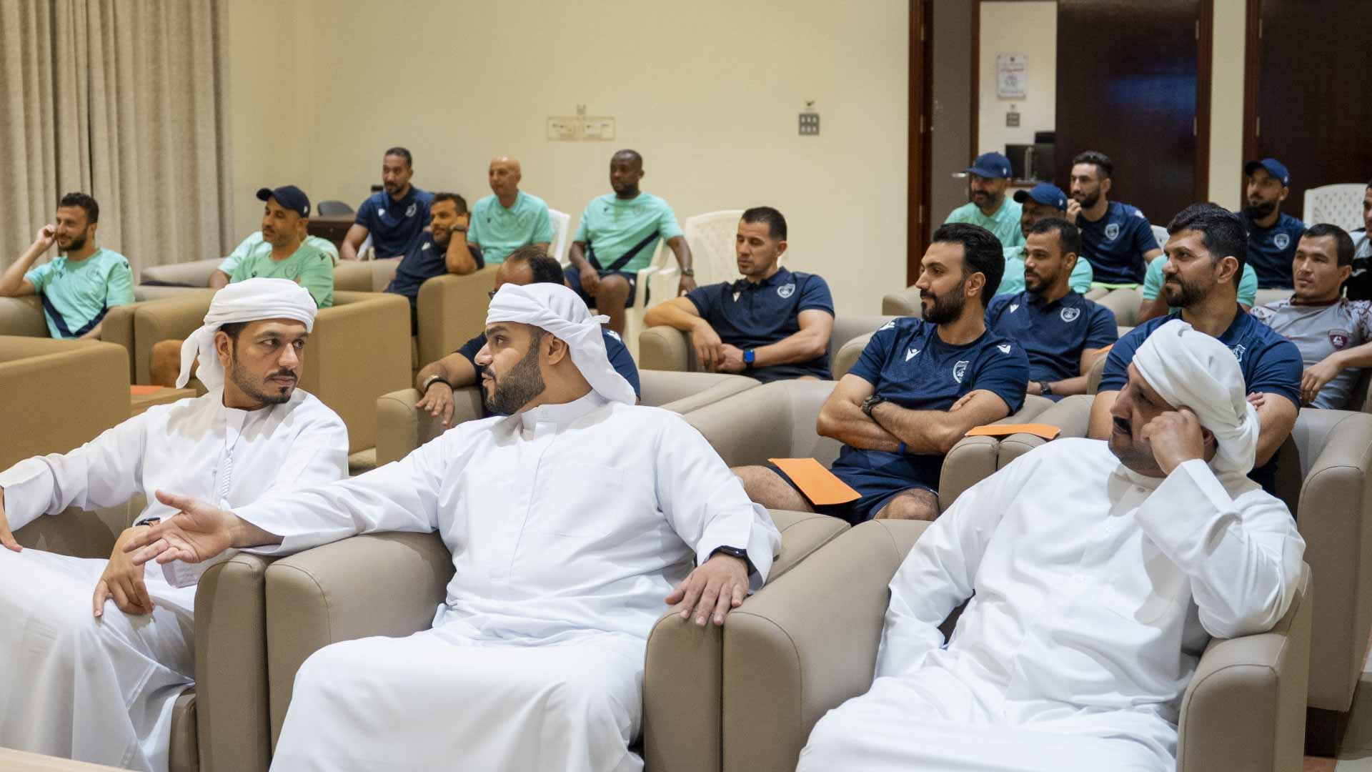 نادي الحمرية يعزز التواصل وتبادل الخبرات بين كوادره الفنية 