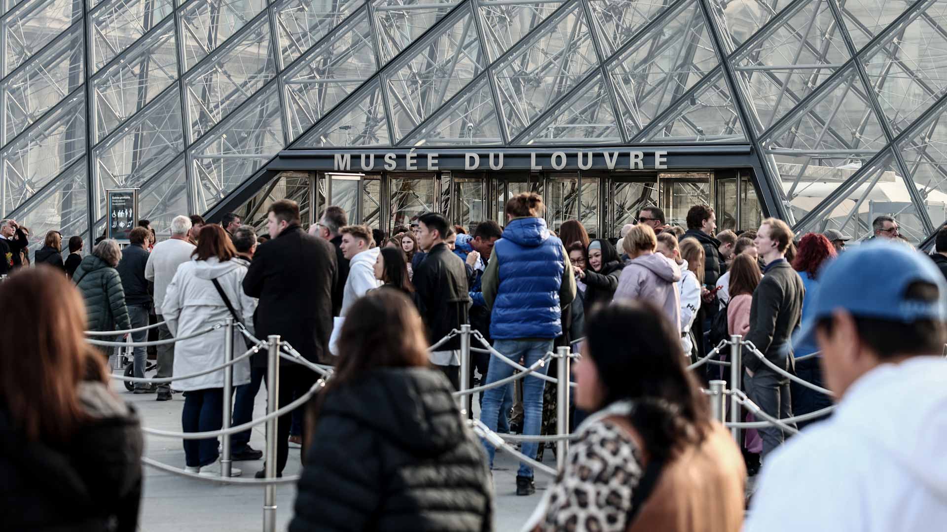 "اللوفر" ينقل كنوزه الثمينة إلى بنك فرنسا بعد حادثة سرقة غامضة 