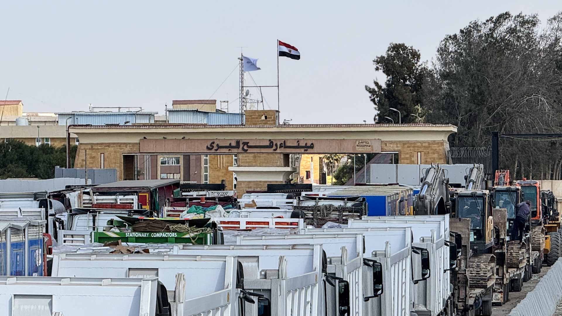 قافلة آليات ثقيلة تدخل غزة للبحث عن رفات رهائن إسرائيليين