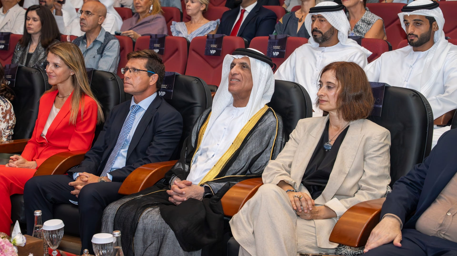سعود بن صقر يشهد العرض الخاص لفيلم "بُناة قصر الحمراء" 