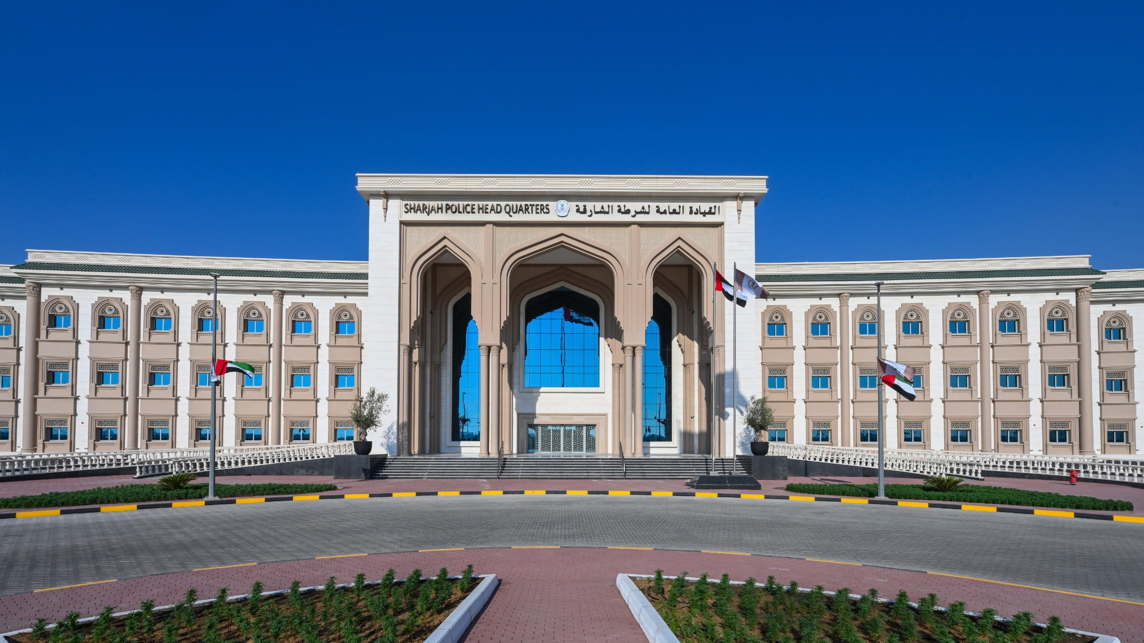 شرطة الشارقة تنظم القافلة الوردية لتعزيز الوعي الصحي والكشف المبكر 