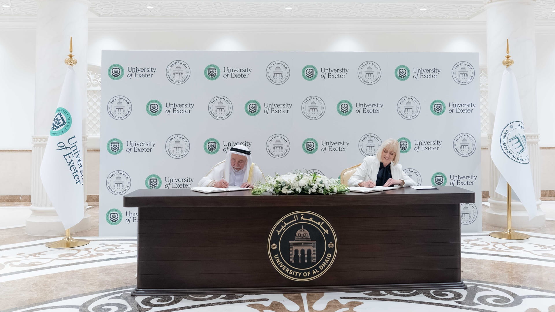 حاكم الشارقة يوقع اتفاقية تعاون بين جامعة الذيد وجامعة إكستر 