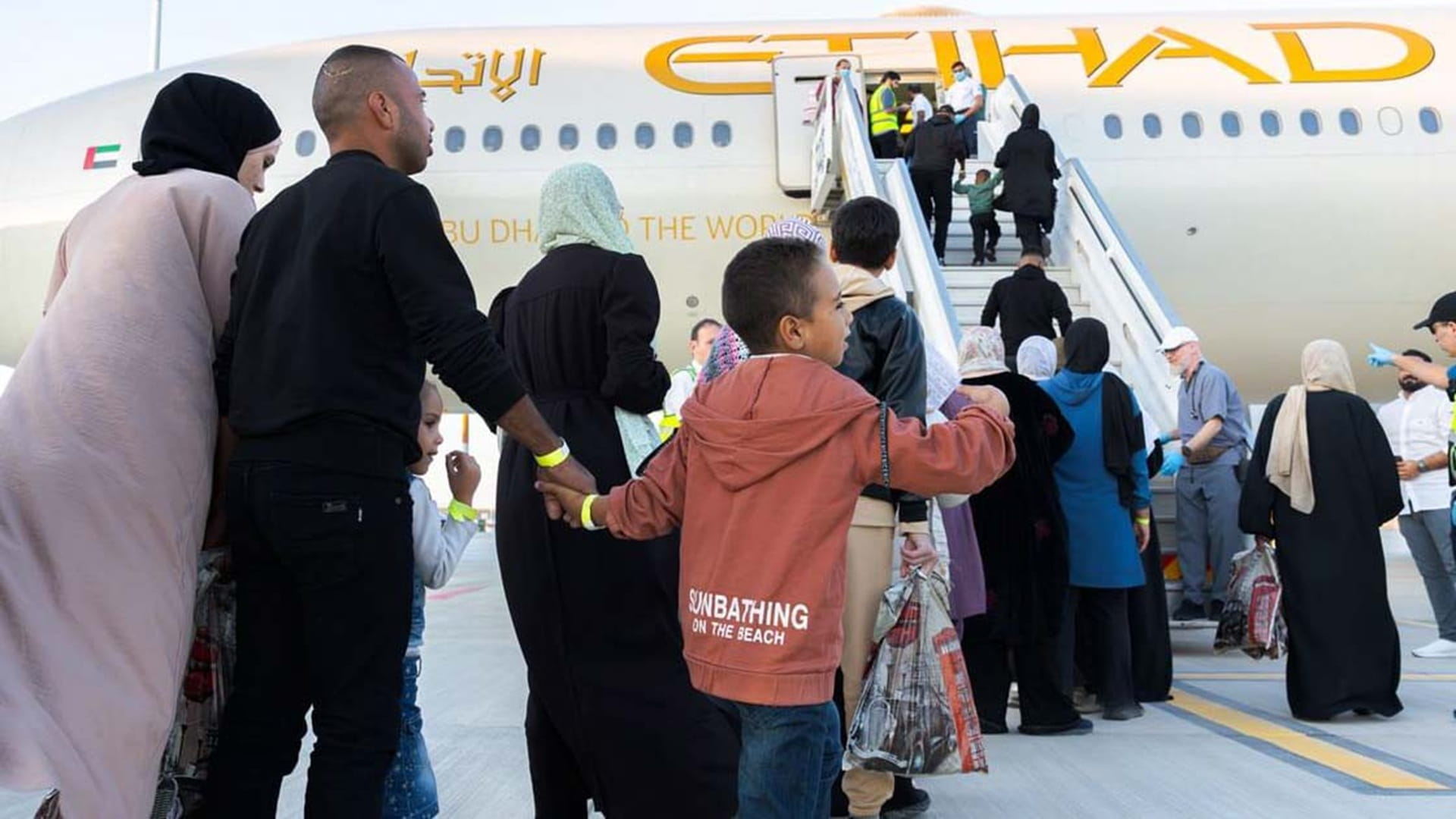 الإمارات تُنفذ إخلاءً طبياً عاجلاً لـ57 مريضاً من غزة برفقة ذويهم 